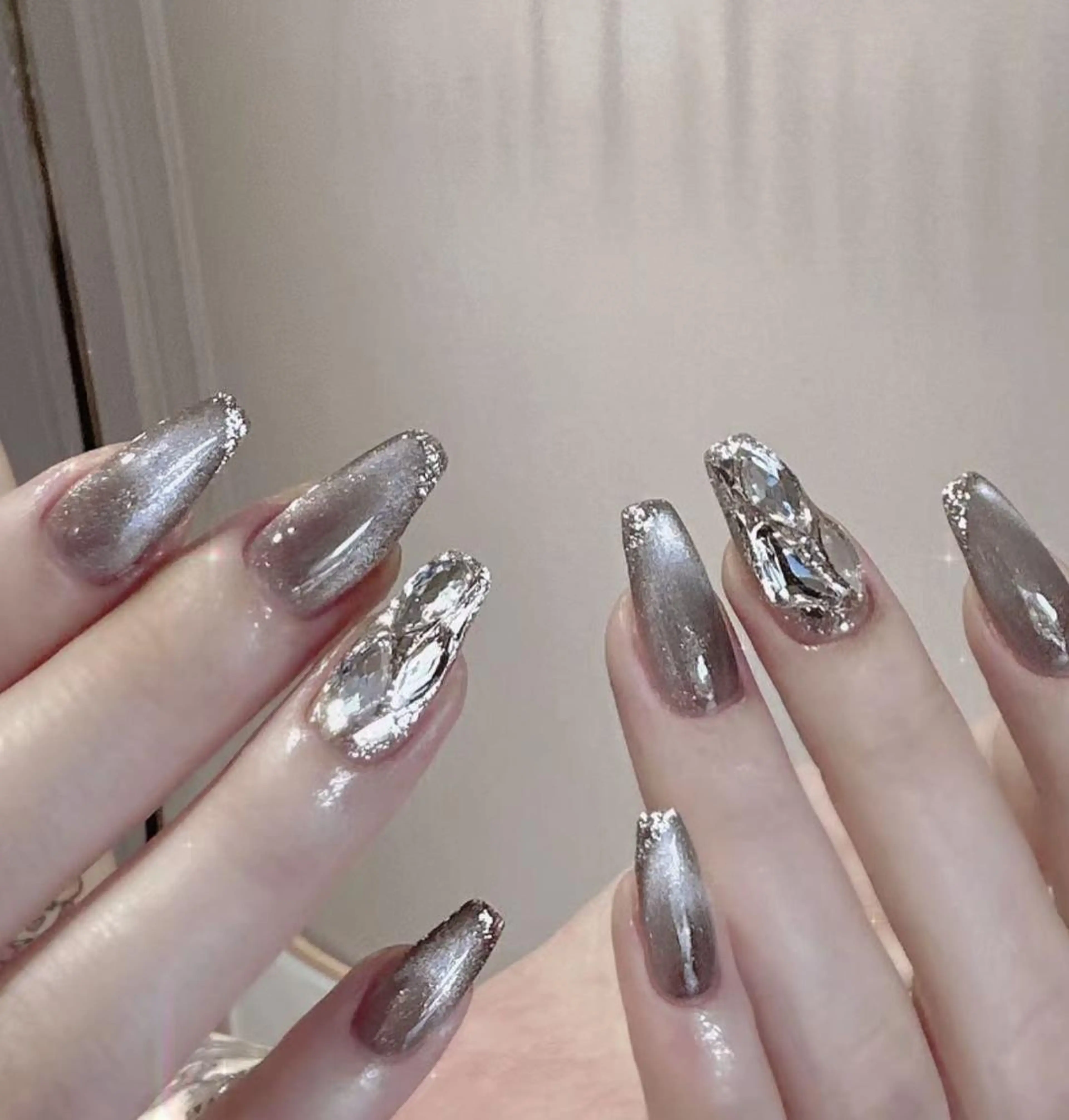 ネイル アートネイル 長さ出し ネイルチップ Queens ciciのネイルデザイン