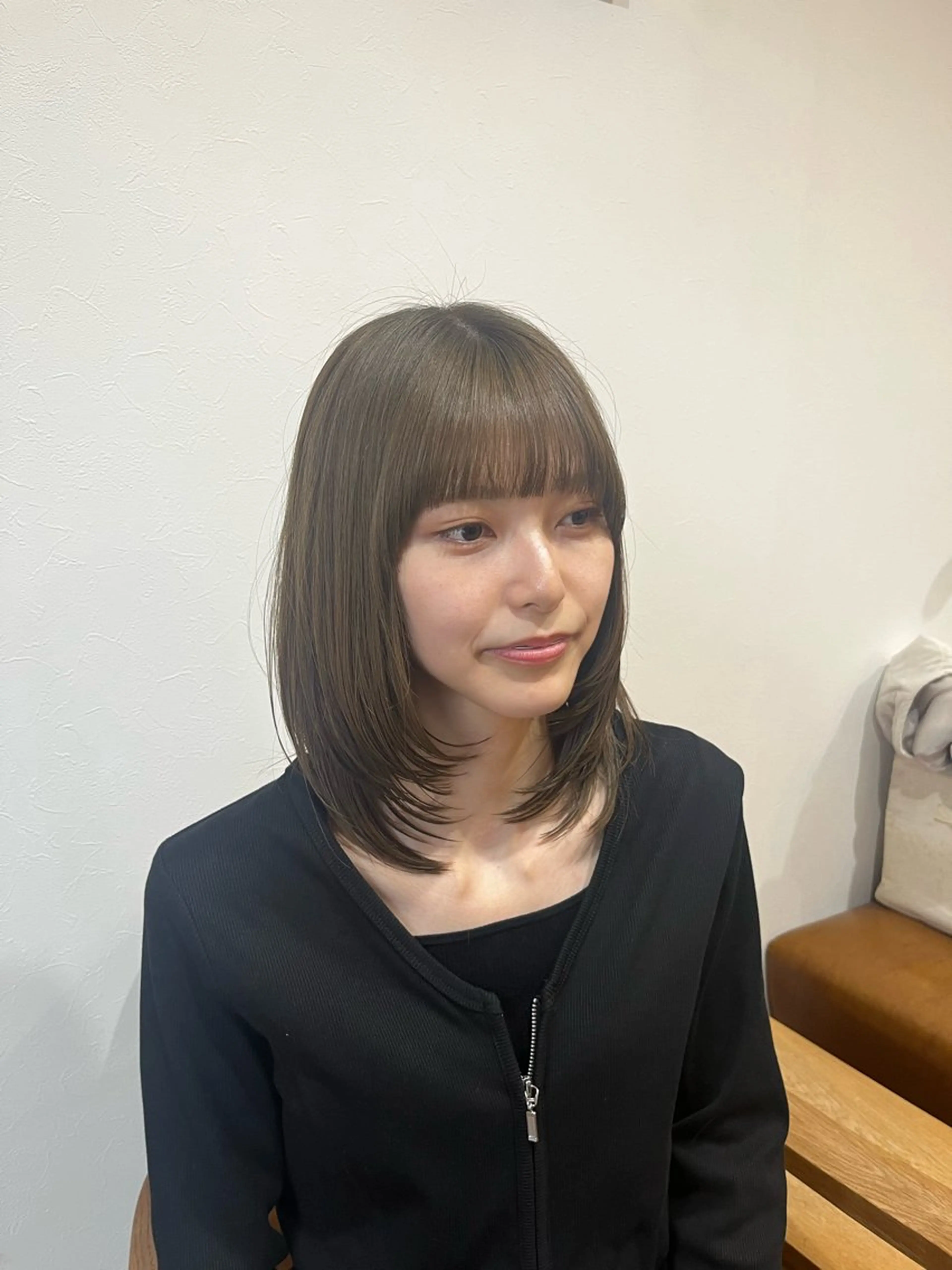 ミディアム カラー ベージュカラー ブリーチ イルミナカラー ブリーチなしカラー オリーブベージュ カット ヘアカラー トリートメント 艶カラー/レイヤー カット🫧あいりのヘアスタイル