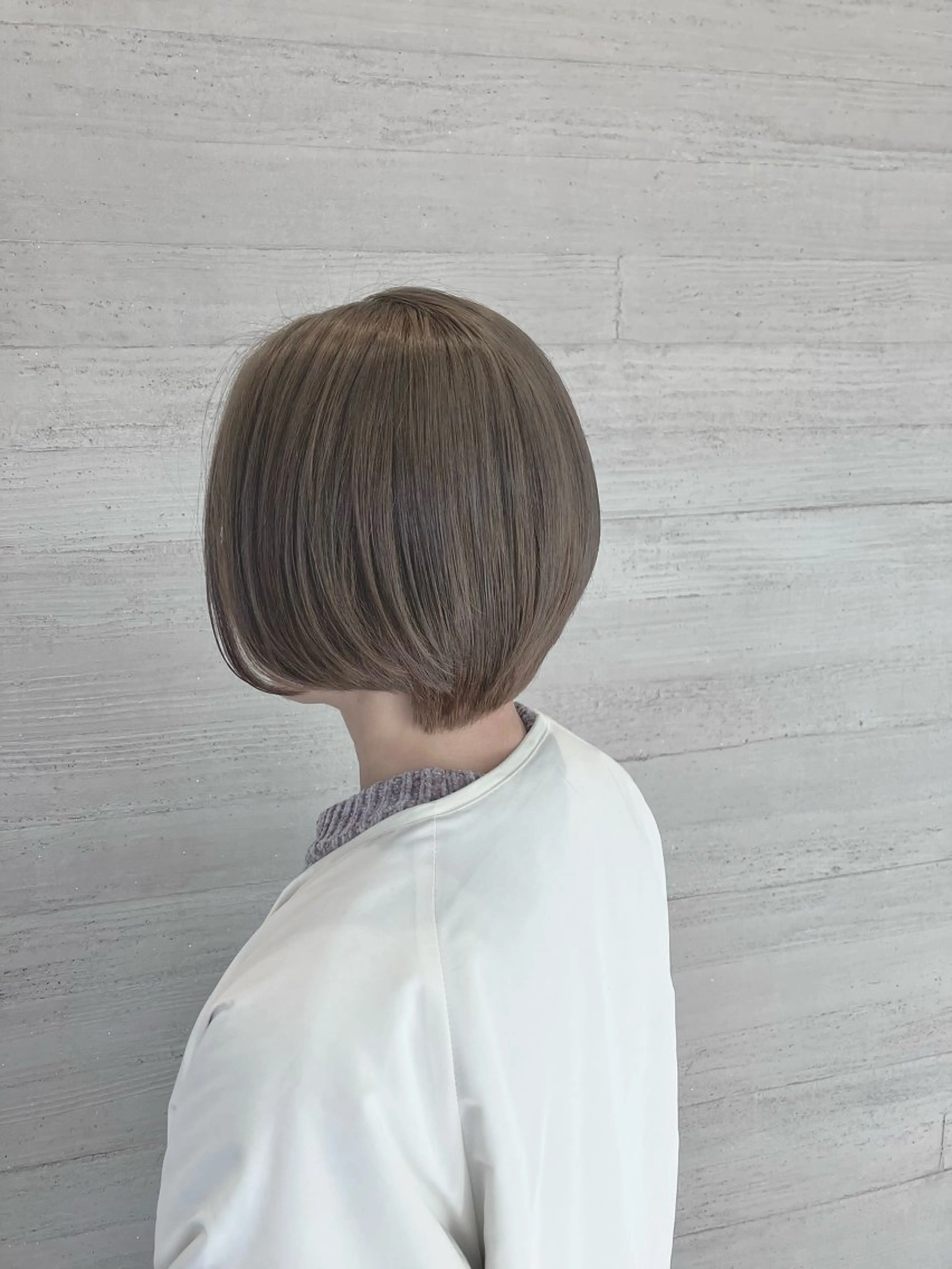 ショート カラー サキ🤍ハイトーン 🩰くびれ巻きヘアのヘアスタイル