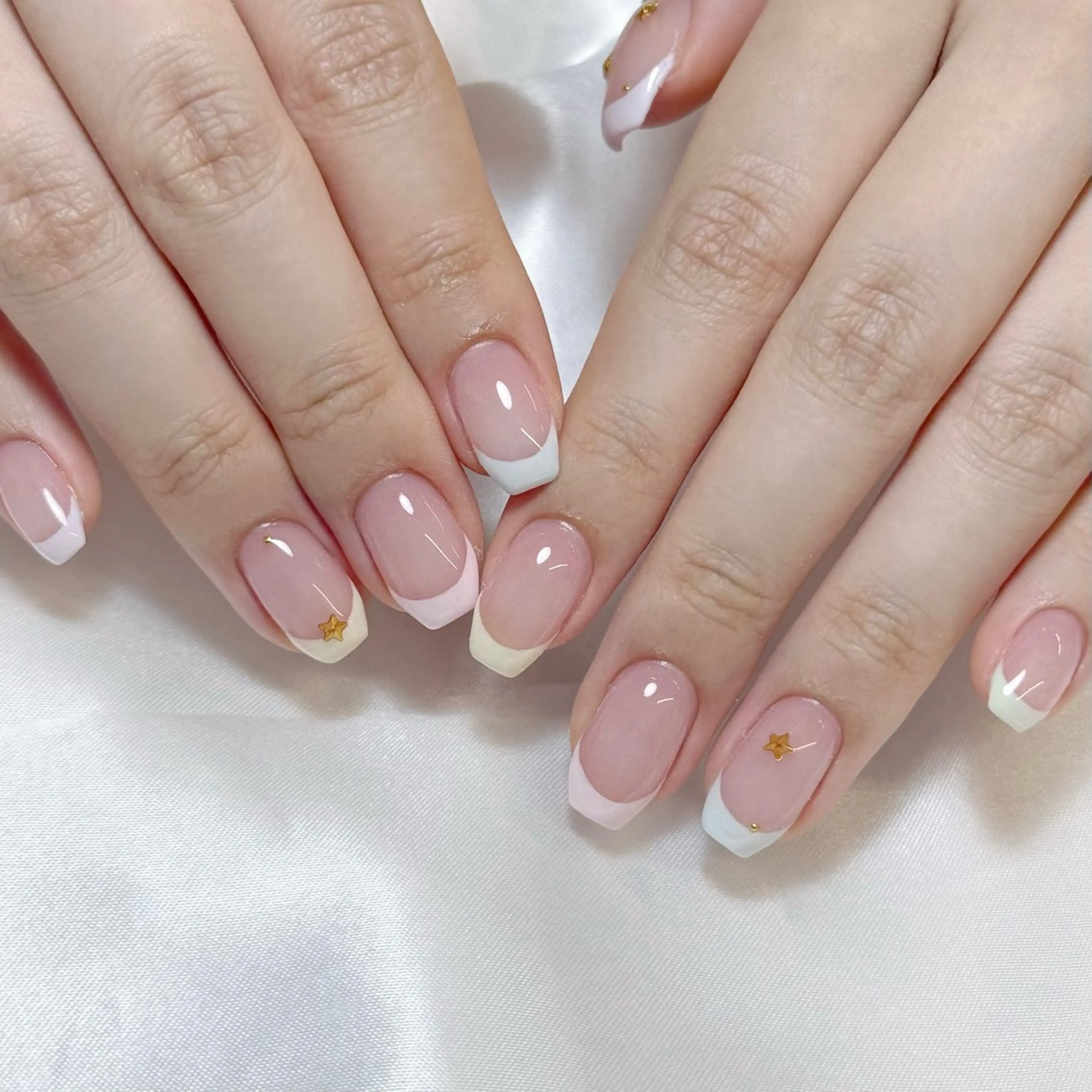 ネイル オーロラネイル ブルー フラッシュネイル フットネイル フレンチネイル 🌷yui ネイル🌷のネイルデザイン