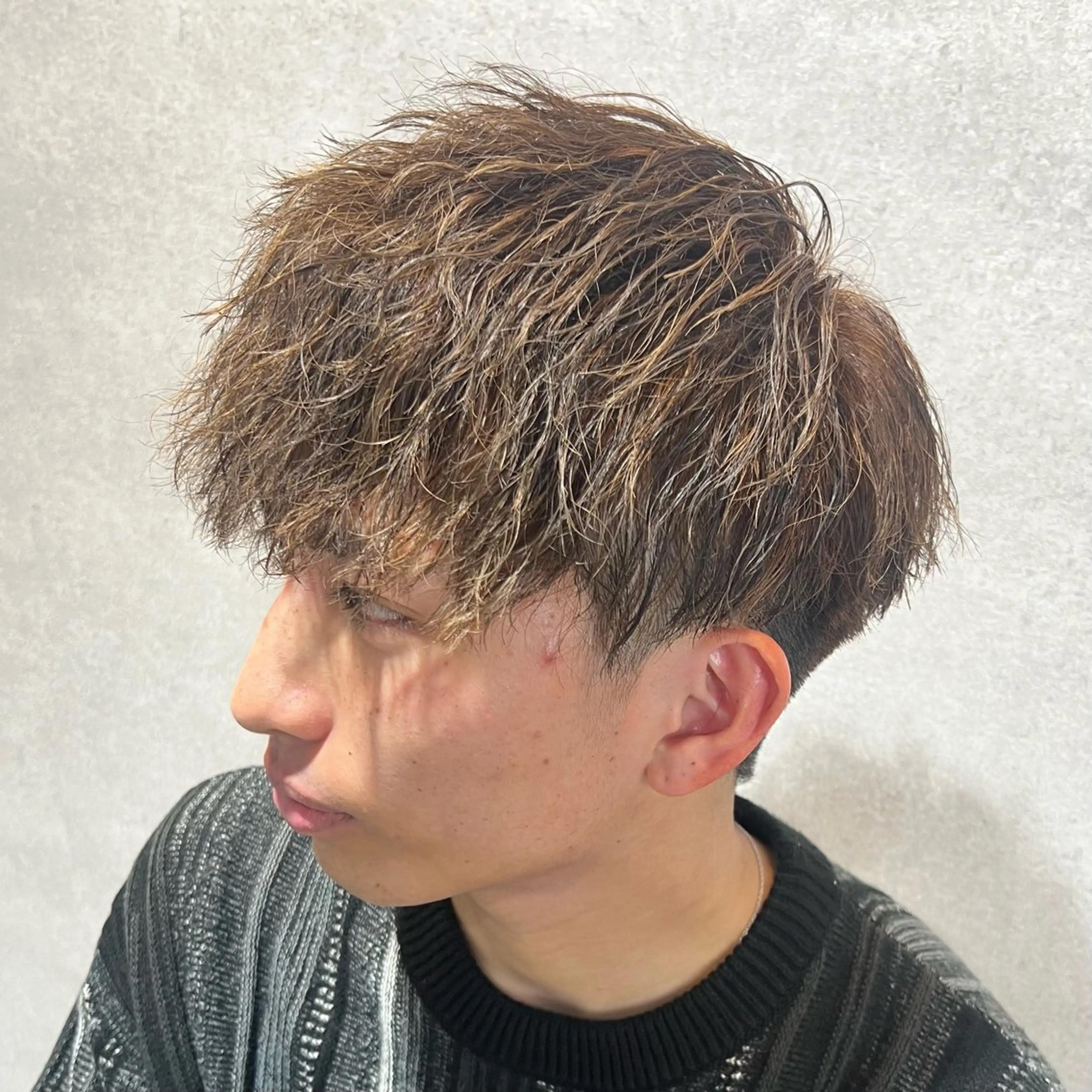 ショート カラー パーマ ヘアアレンジ メンズ センターパート メンズハイライト メンズメッシュ マッシュ メンズパーマ カット パーマ トリートメント ヘッドスパ ヘアセット 仕上がり満足度No. 1🔥BLUCK🔥のヘアスタイル