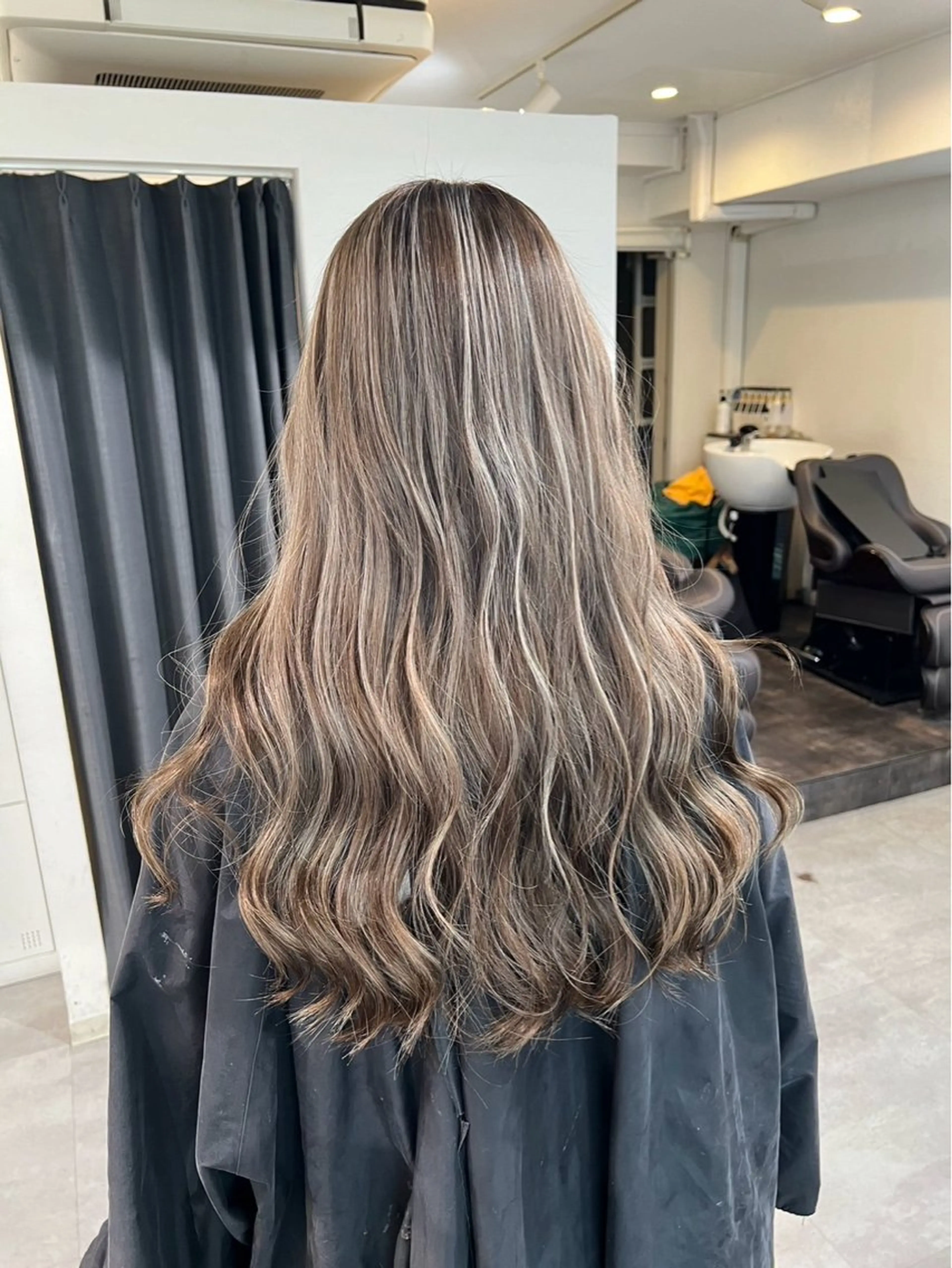 ロング カラー グレージュ ハイライトカラー ハイライト ヘアカラー トリートメント ROBIN所属・指名数No.1 /NAOYAのヘアスタイル