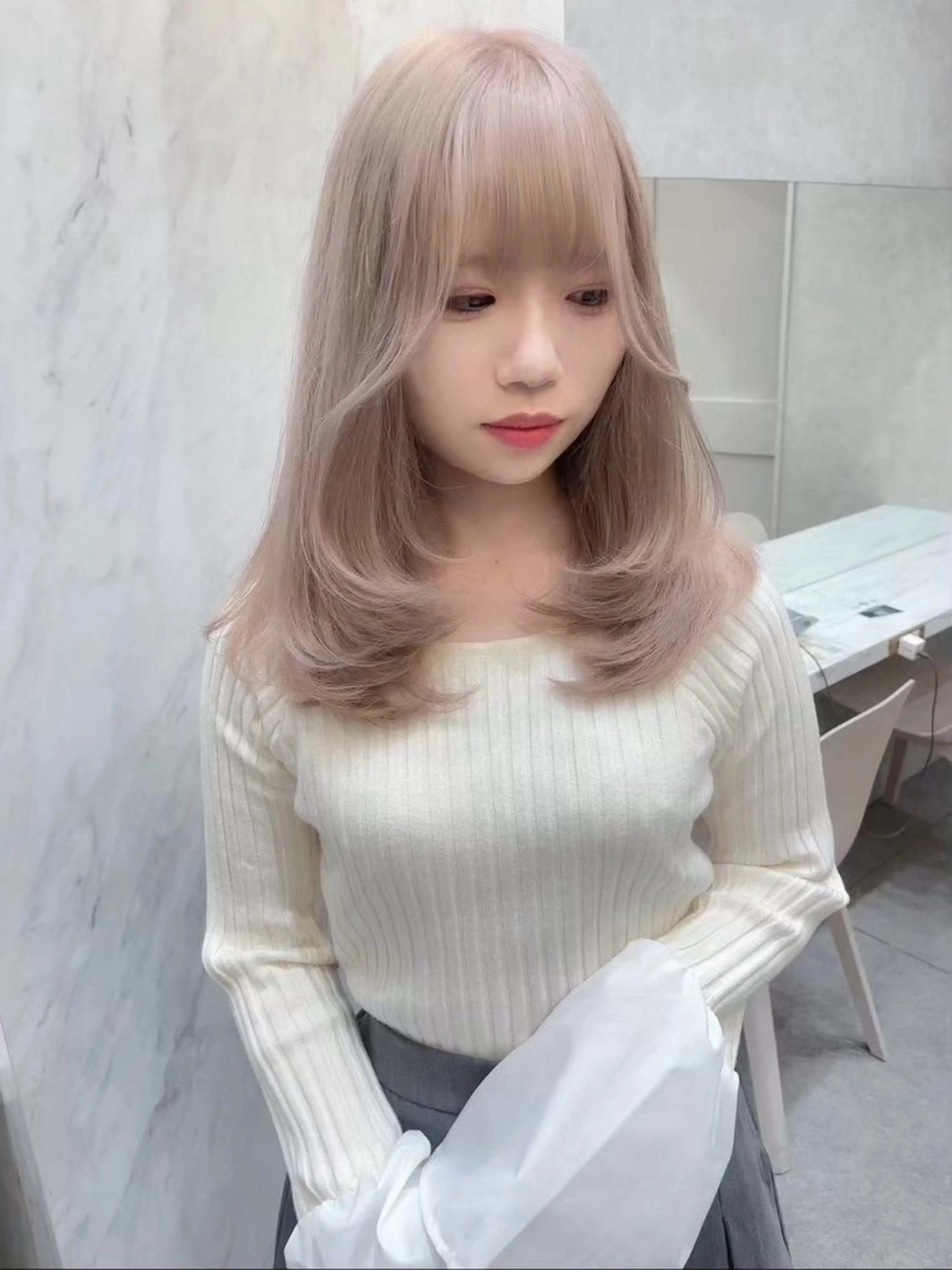セミロング カラー Lond Le'a /ハイトーンカラーのヘアスタイル