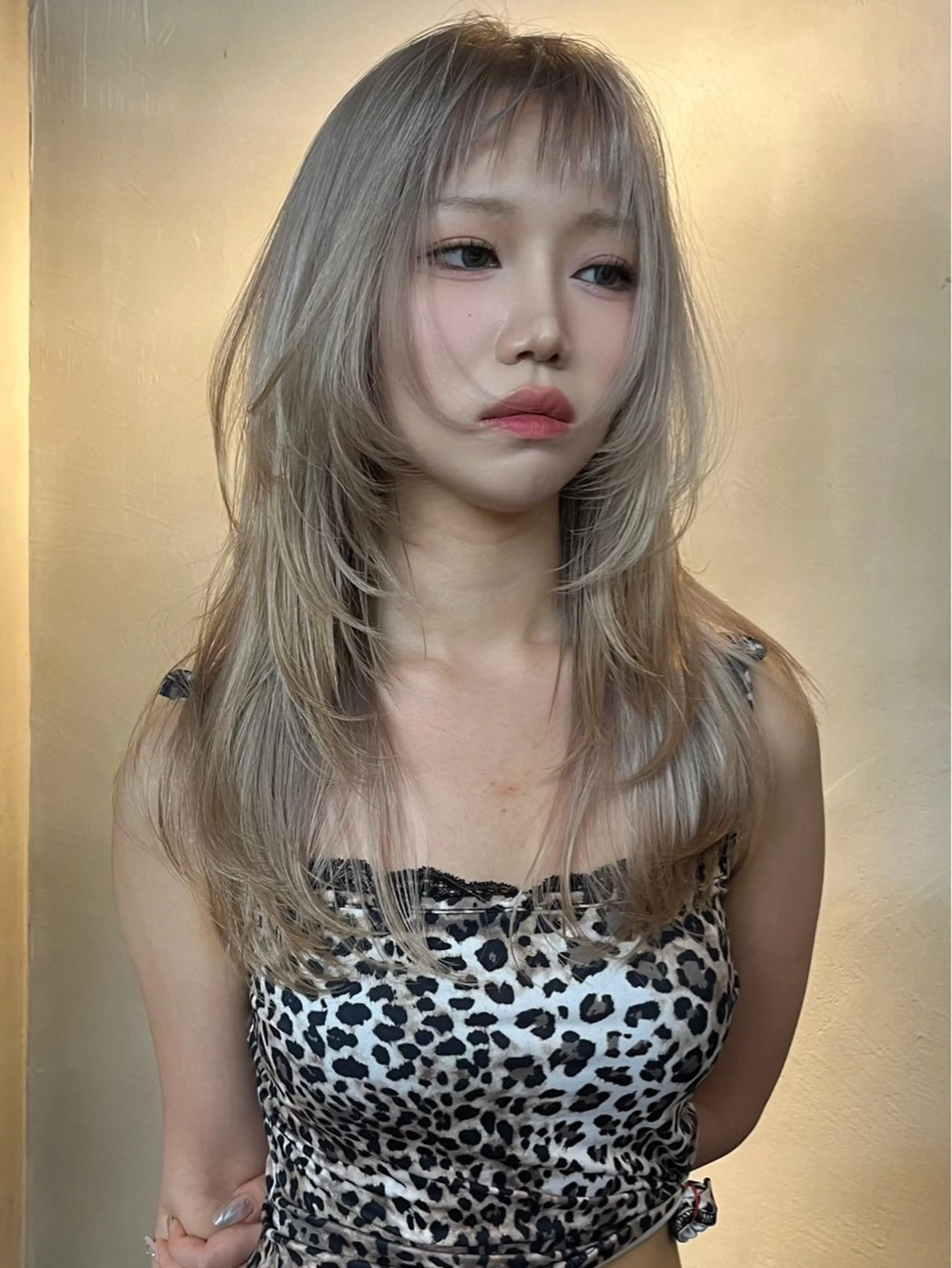 セミロング カラー イツク ⚡️ ルーツ/ハイトーンのヘアスタイル