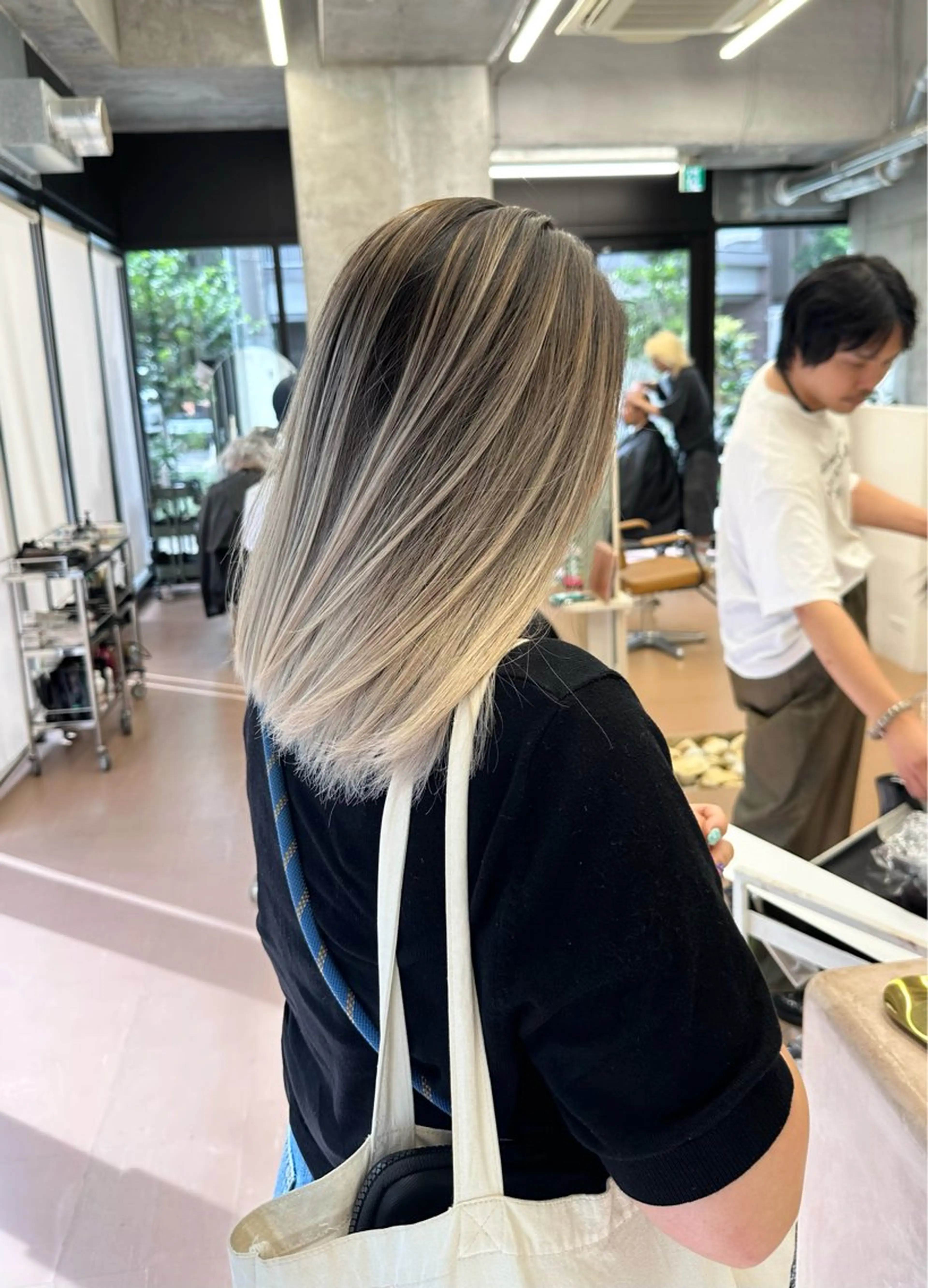 ミディアム ハイライト 髪質改善 レイヤーカット ヘアカラー 森本 笑のヘアスタイル