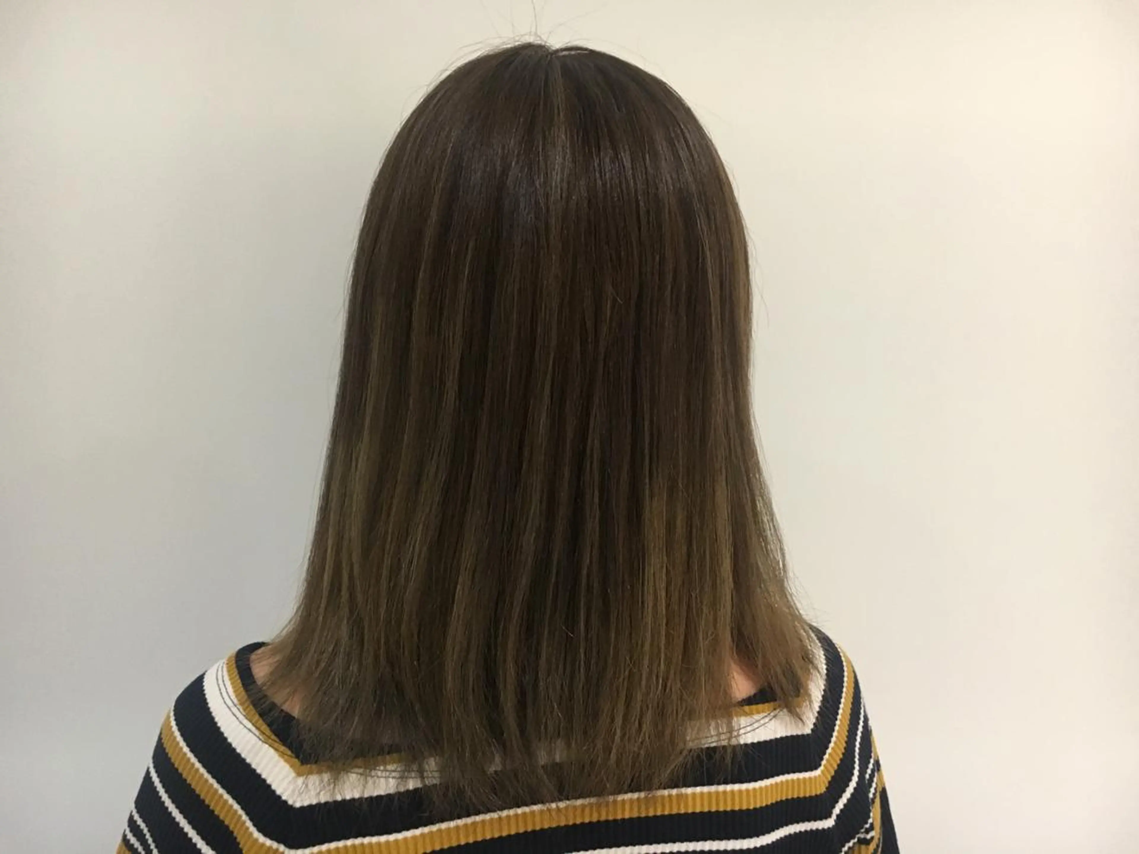 セミロング カラー グラデーションカラー ハイライトカラー ハイライト 江原 彩華のヘアスタイル