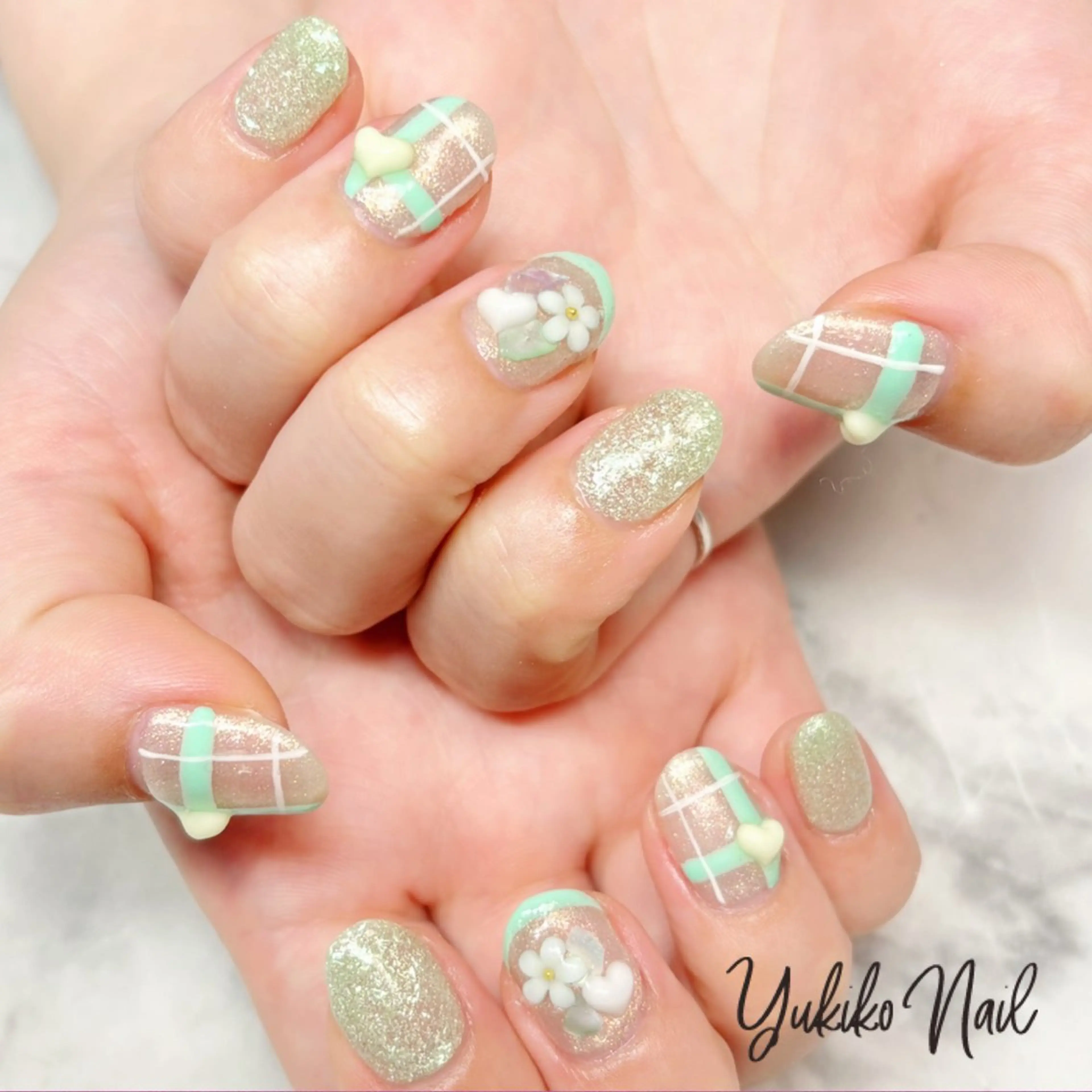 ネイル グリーン キラキラネイル 春ネイル ハンドネイル ユキコ ネイルのネイルデザイン