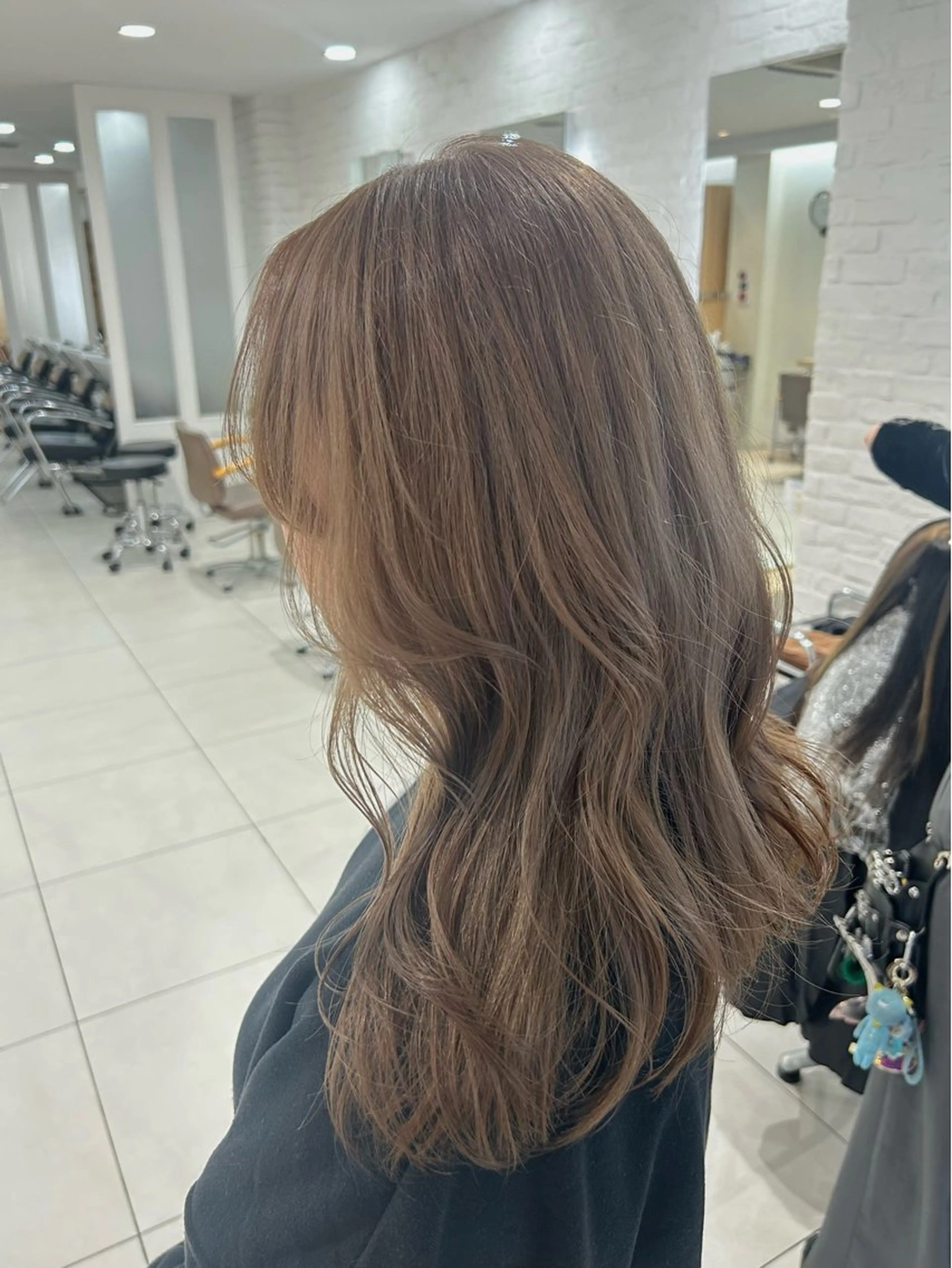 ロング 🍂透明感ベージュ カラー🍂森部杏菜のヘアスタイル