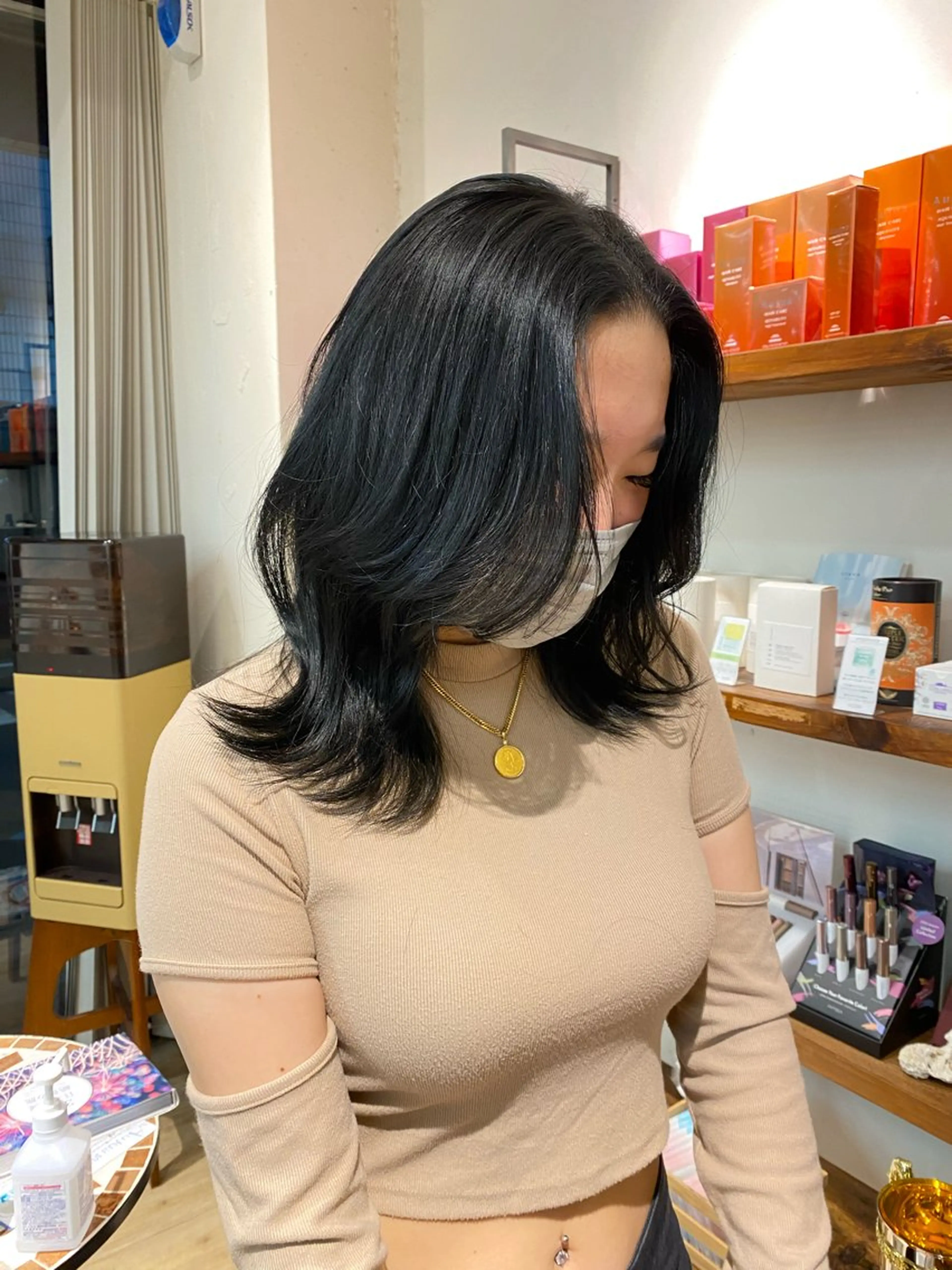 ミディアム カラー 黒髪 ブルーカラー ブルーブラック レイヤーカット ナチュラルヘア🫧 ナナミのヘアスタイル