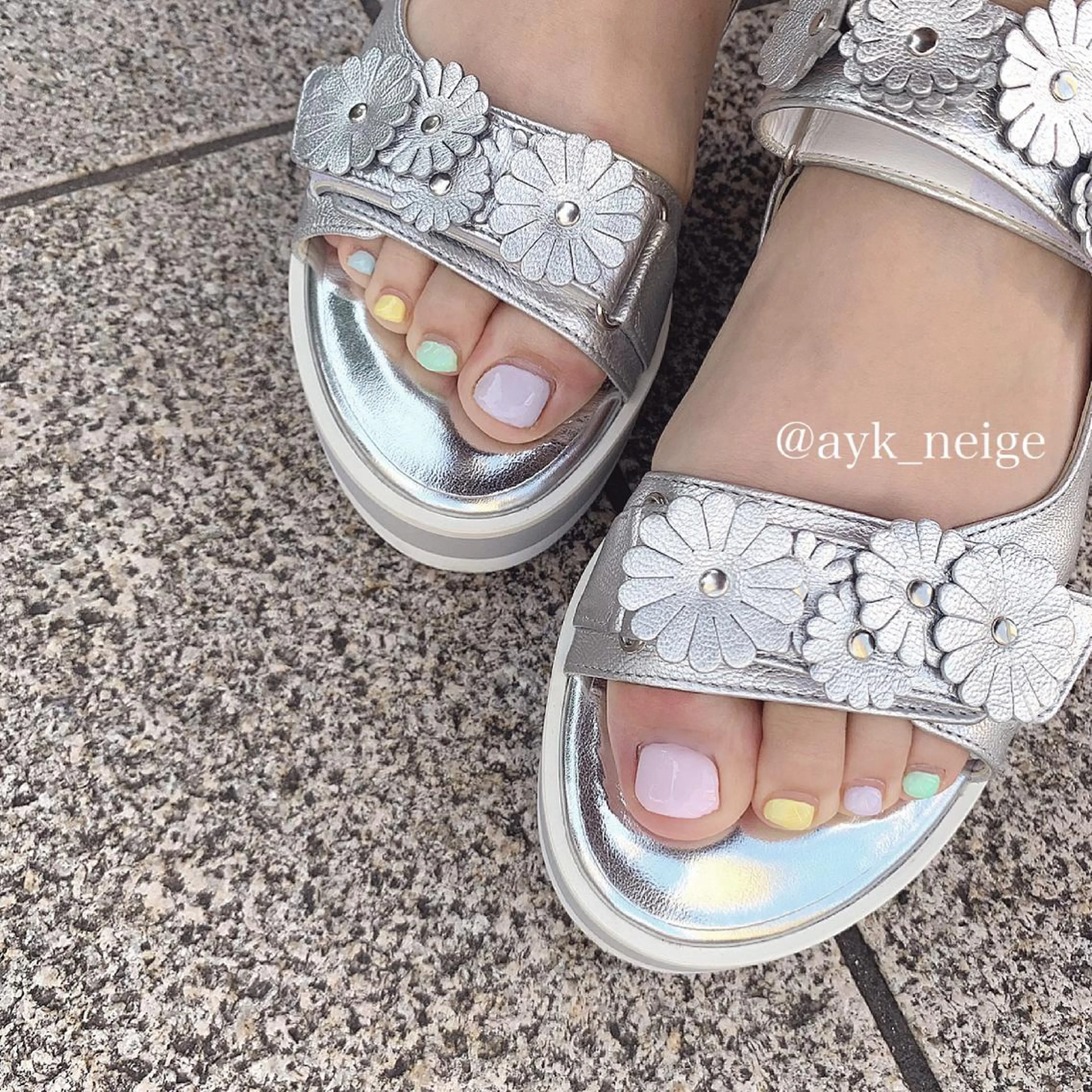 ネイル フットネイル 氷ネイル・うるうるネイル 韓国ネイル マグネットネイル 冬ネイル n'eige nail所属・大谷 綾香のネイルデザイン