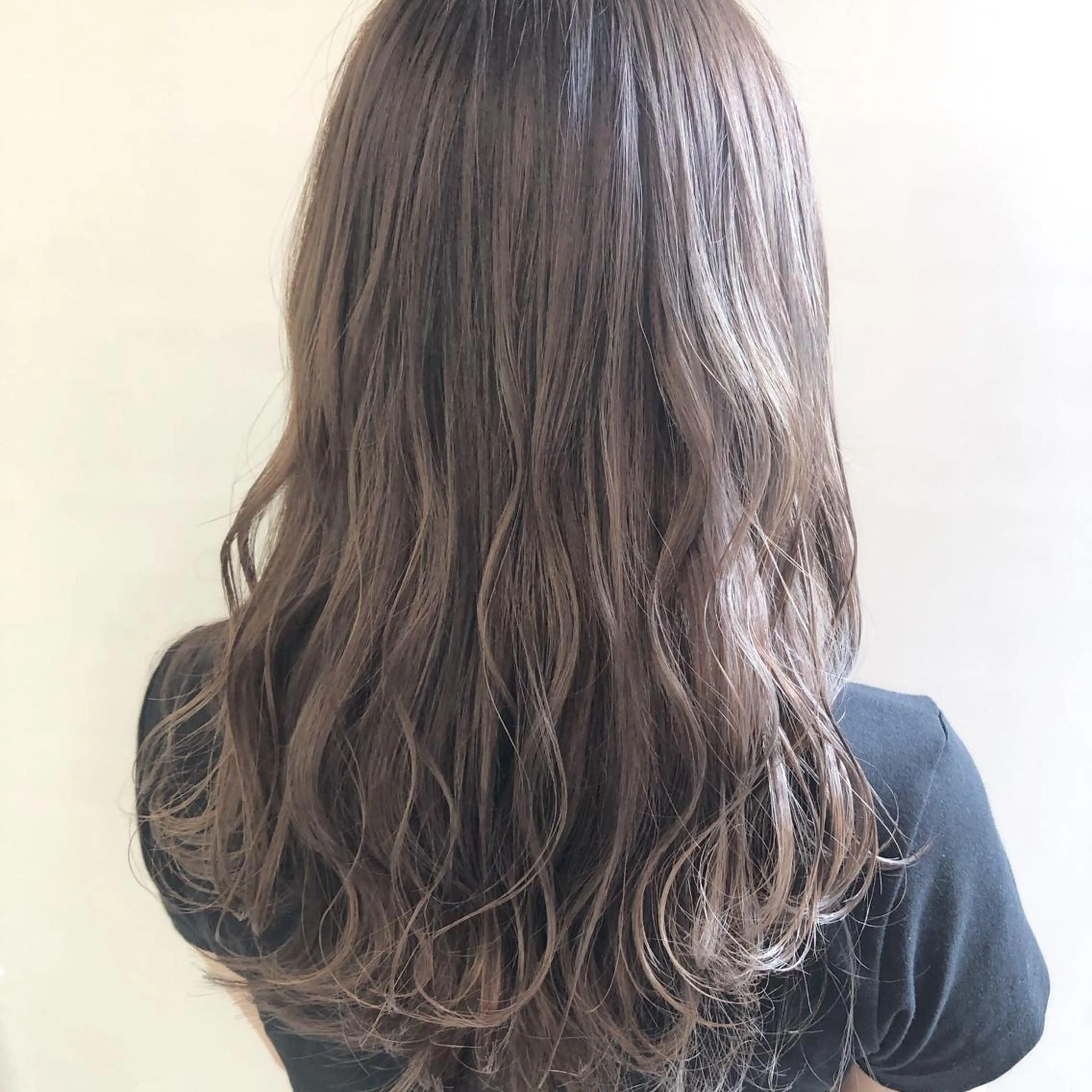 セミロング カラー グレージュ ハイライトカラー ハイライト 齋藤 咲のヘアスタイル