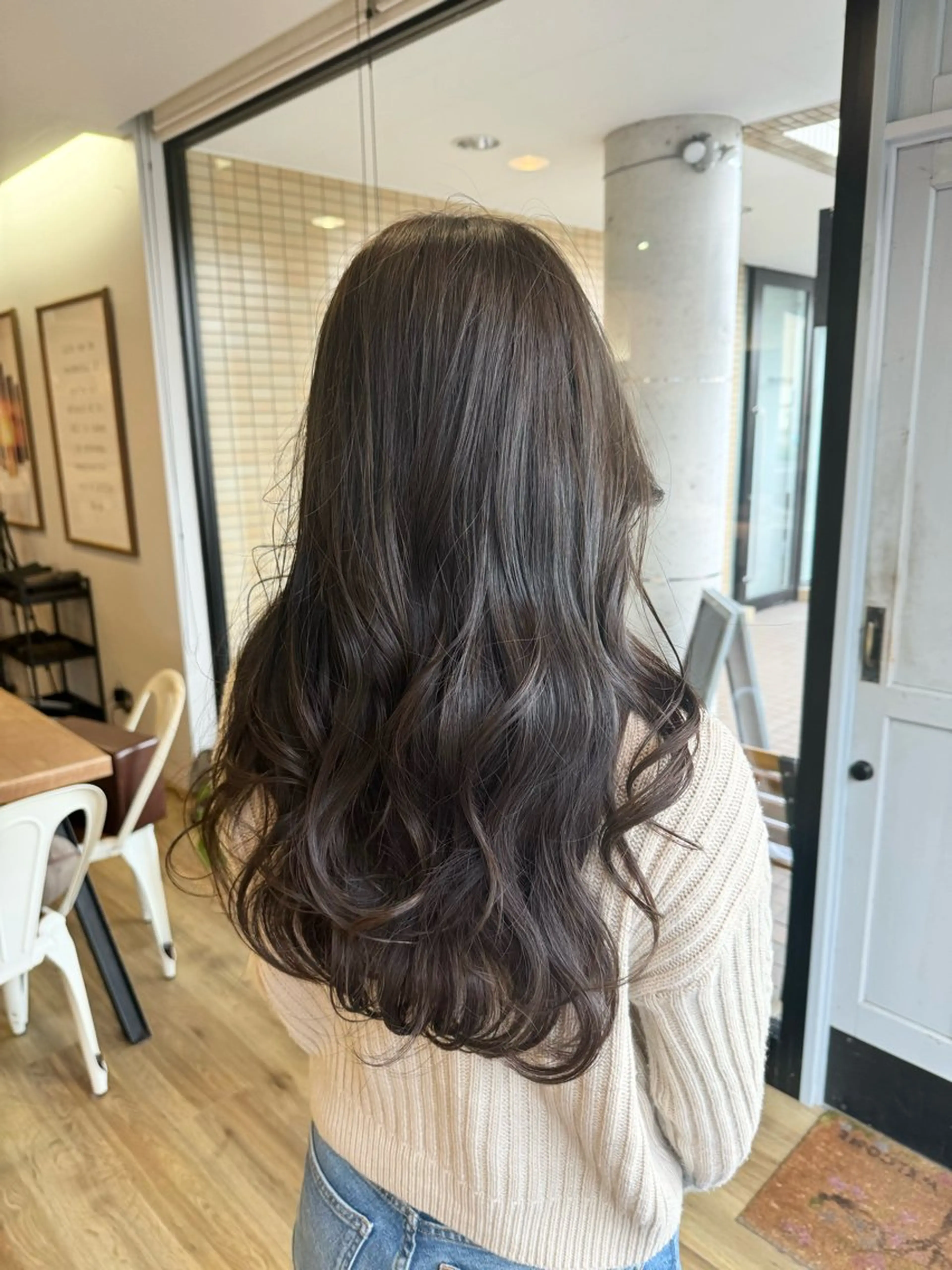 ロング カラー アッシュ アッシュグレー ヘアカラー トリートメント ツキダテ ユイのヘアスタイル