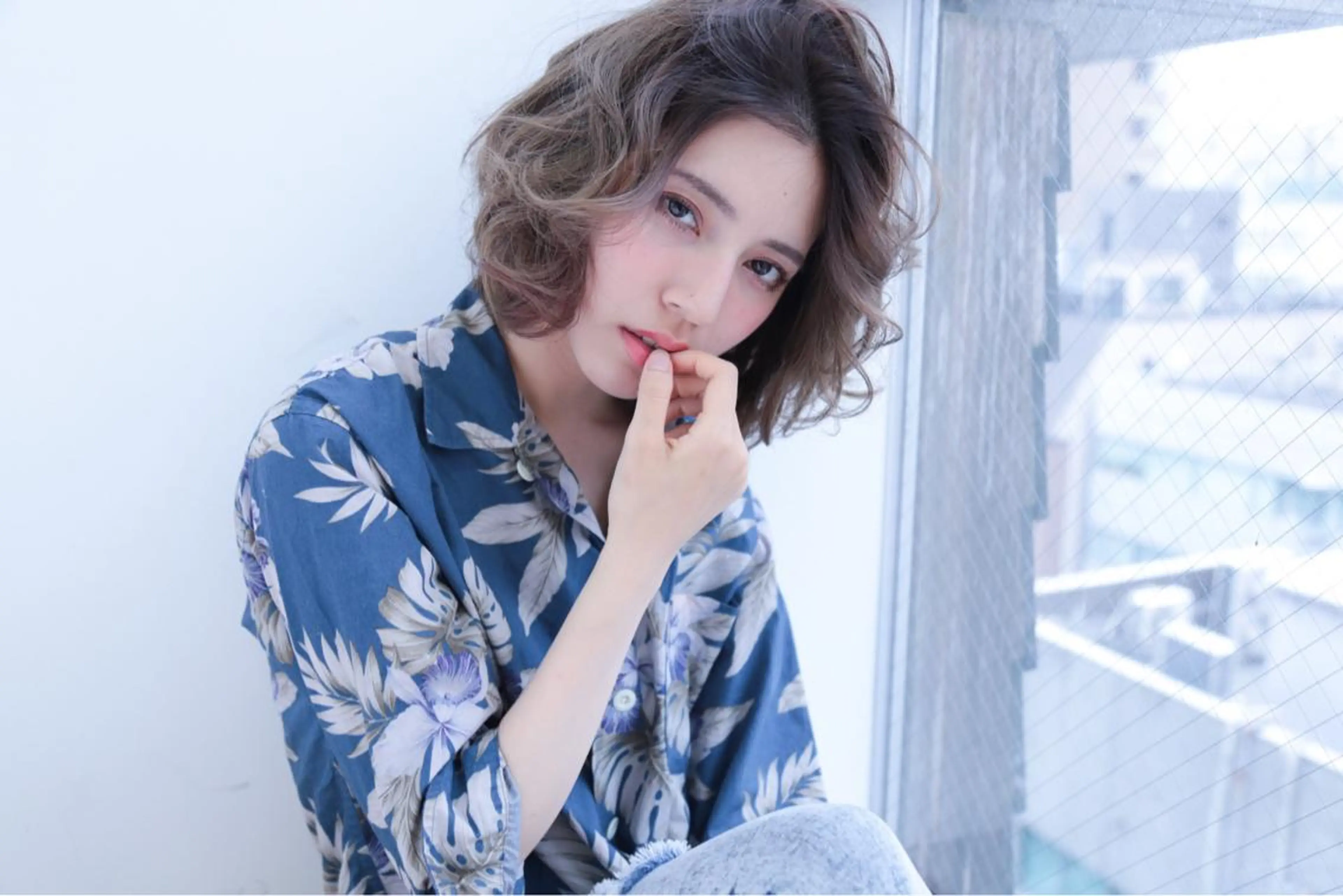 ミディアム カラー 透明感カラー グラデーションカラー グレージュ コテ巻き風パーマ SHONOのヘアスタイル