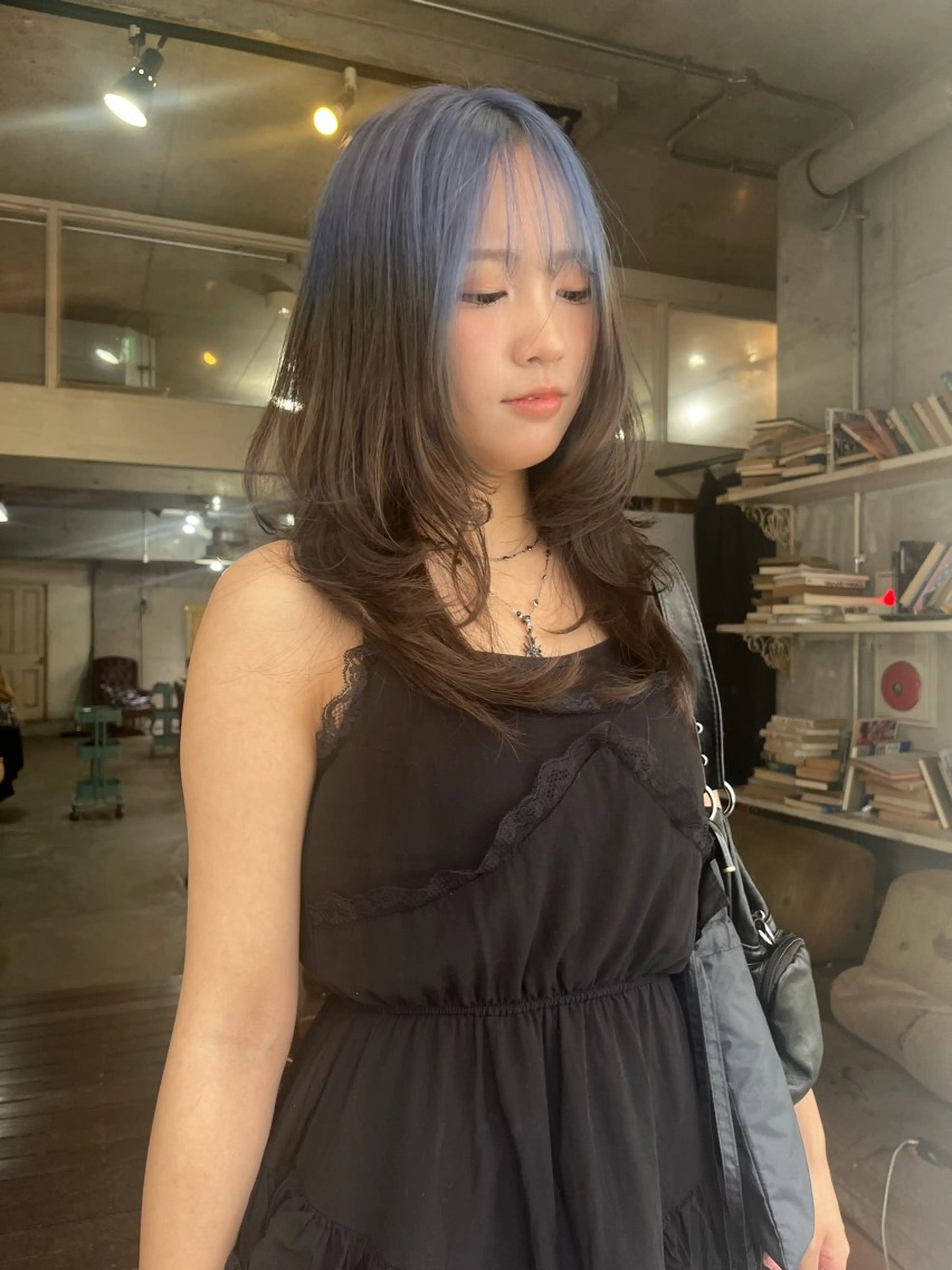 ミディアム カット ヘアカラー トリートメント ハイトーン/顔まわり レイヤー/YUKAのヘアスタイル