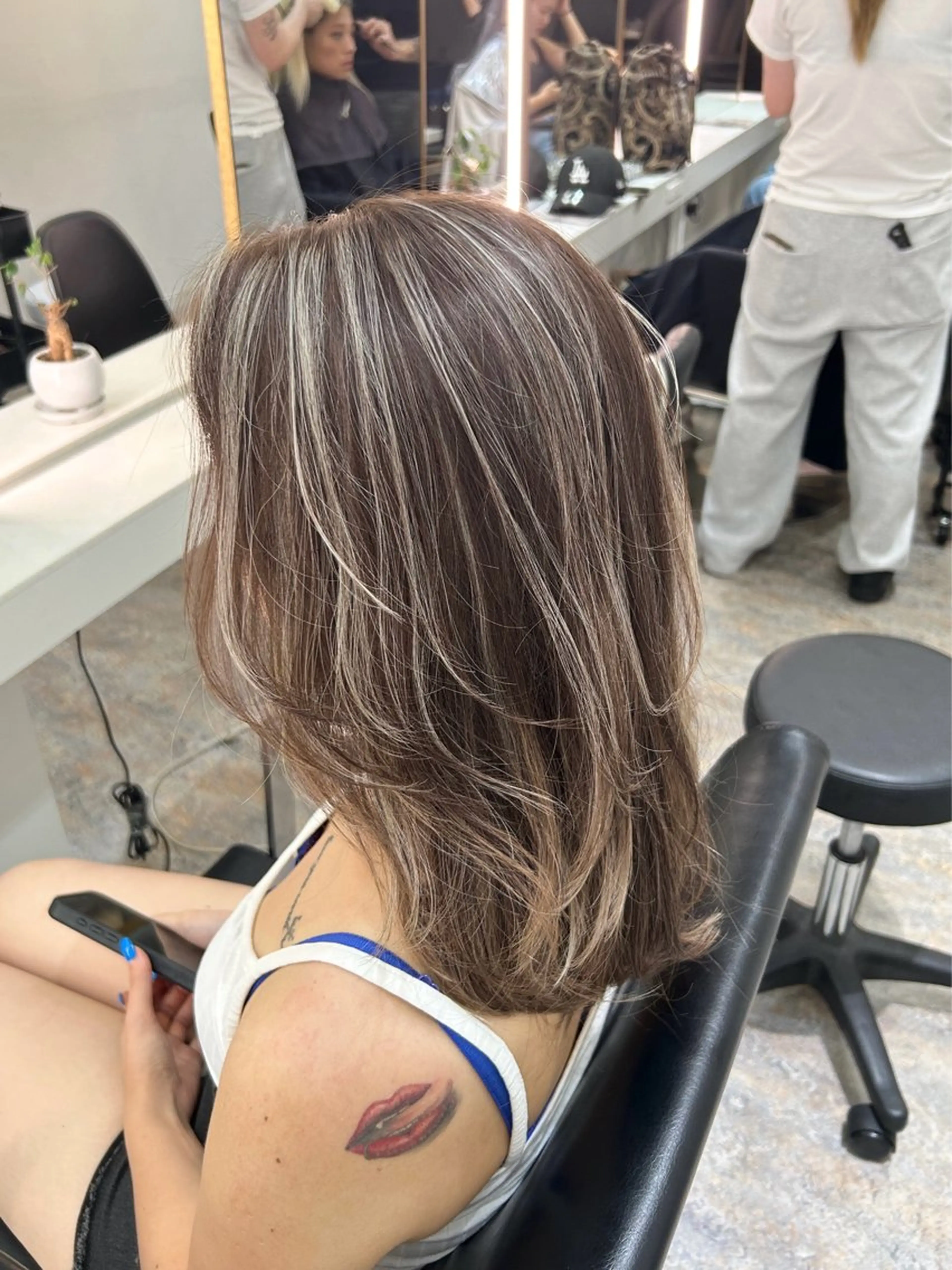 セミロング カラー ハイライトカラー ハイライト カット ヘアカラー トリートメント レイヤーカット BLend 渋谷のヘアスタイル