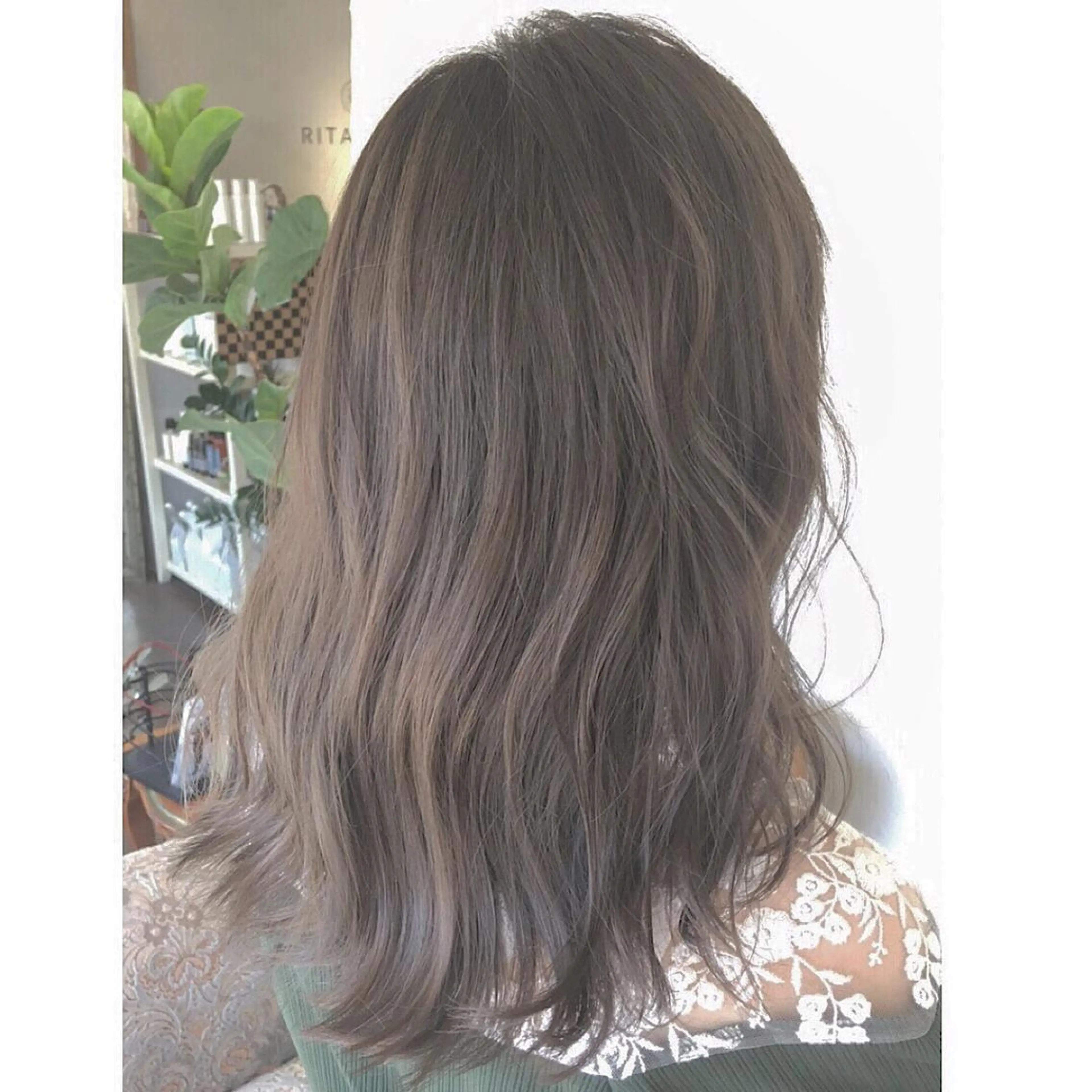 セミロング カラー アッシュ ベージュカラー エグチ アキラのヘアスタイル