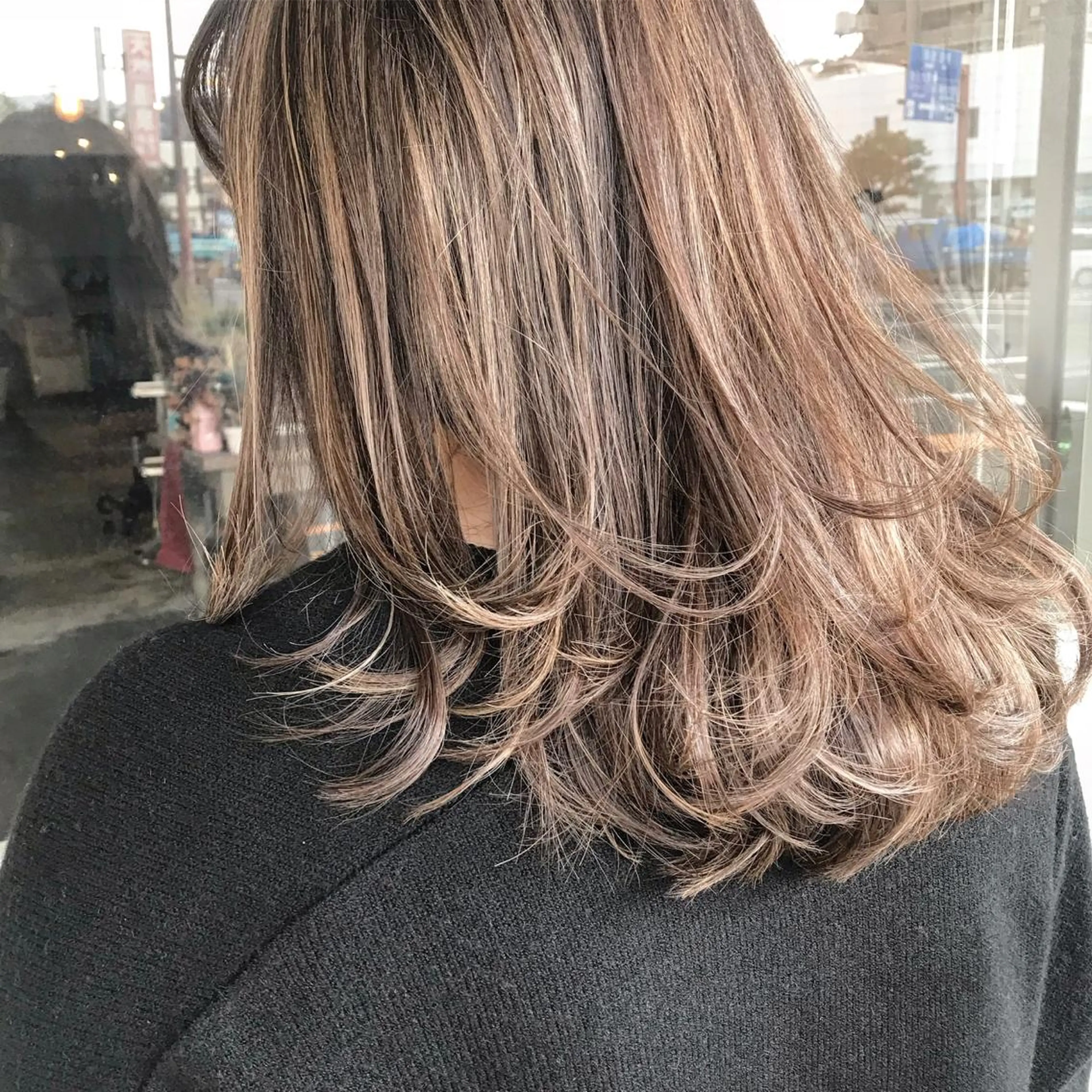 ミディアム カラー ヘアアレンジ お団子ヘア 切りっぱなしボブ バレイヤージュ ブリーチ グラデーションカラー Mariana/ 鶴原-ハイライトのヘアスタイル