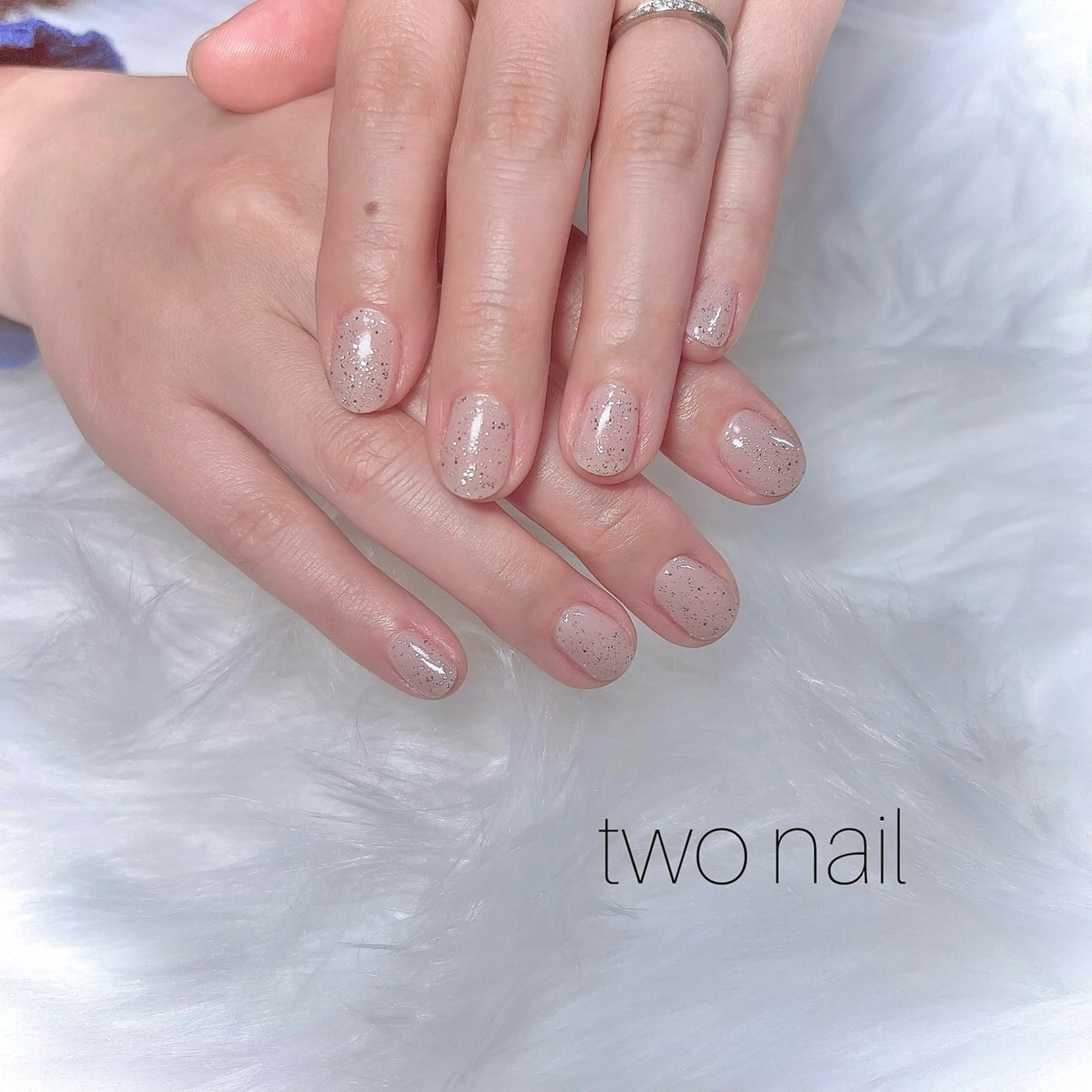 ネイル キラキラネイル ネイルチップ ホワイト ハンドネイル two nailのネイルデザイン