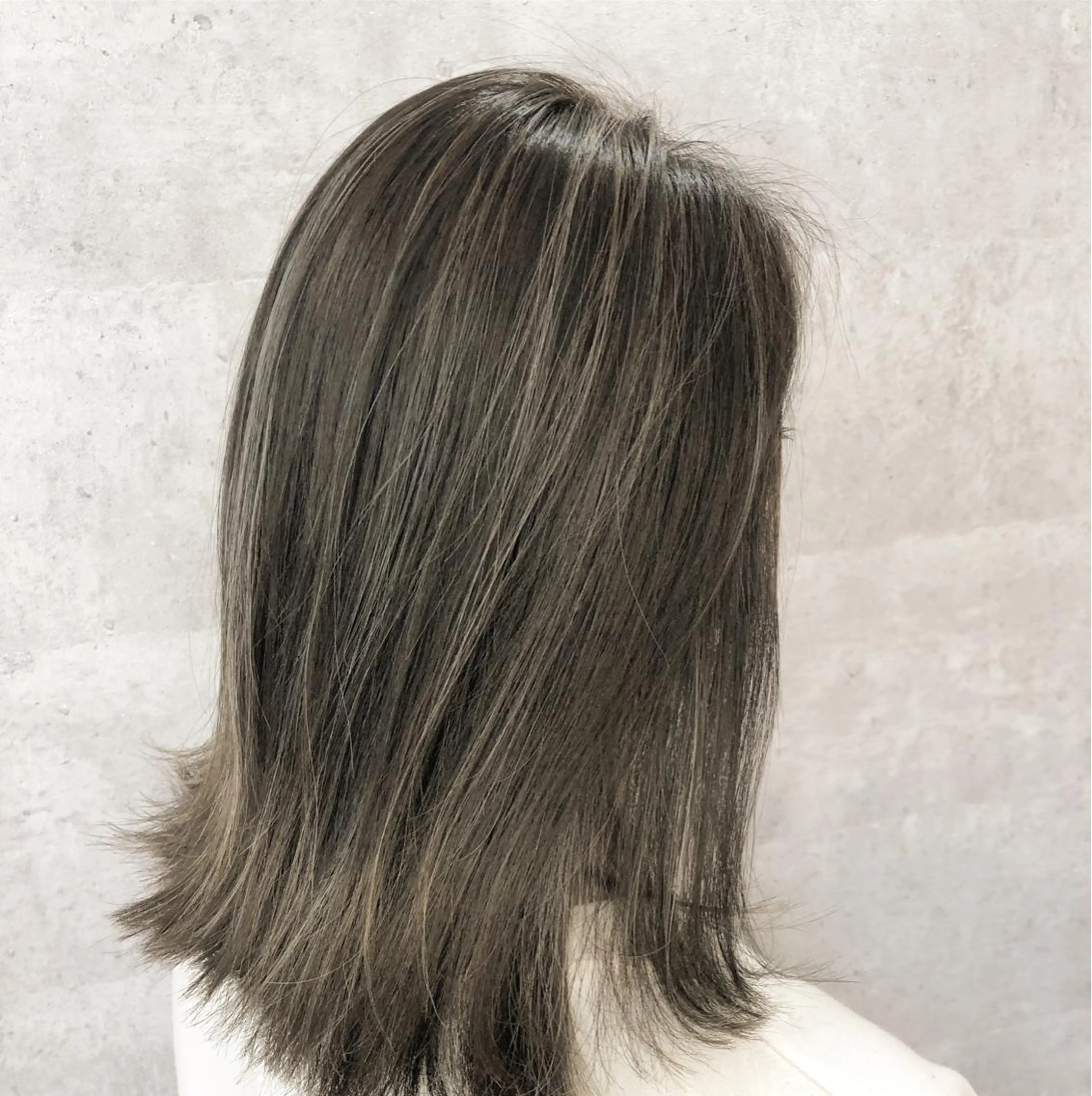 セミロング カラー アディクシーカラー アッシュ アッシュグレー ブリーチ ケアブリーチ 髪質改善で 憧れの潤艶美髪にのヘアスタイル