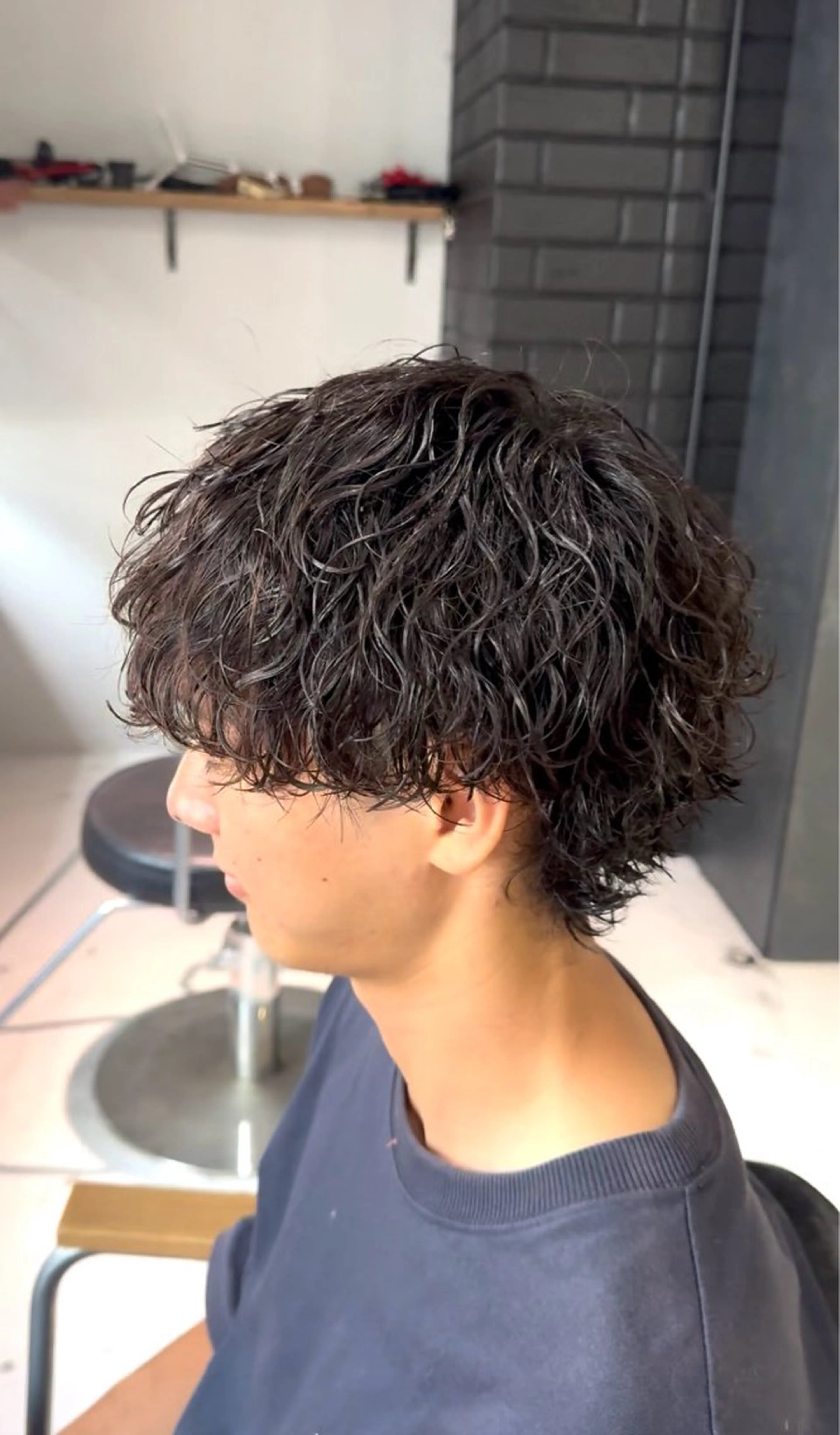 ショート パーマ メンズ メンズパーマ 波巻きパーマ メンズウルフカット ウルフカット 曲がる縮毛矯正特化/ 川岸のヘアスタイル