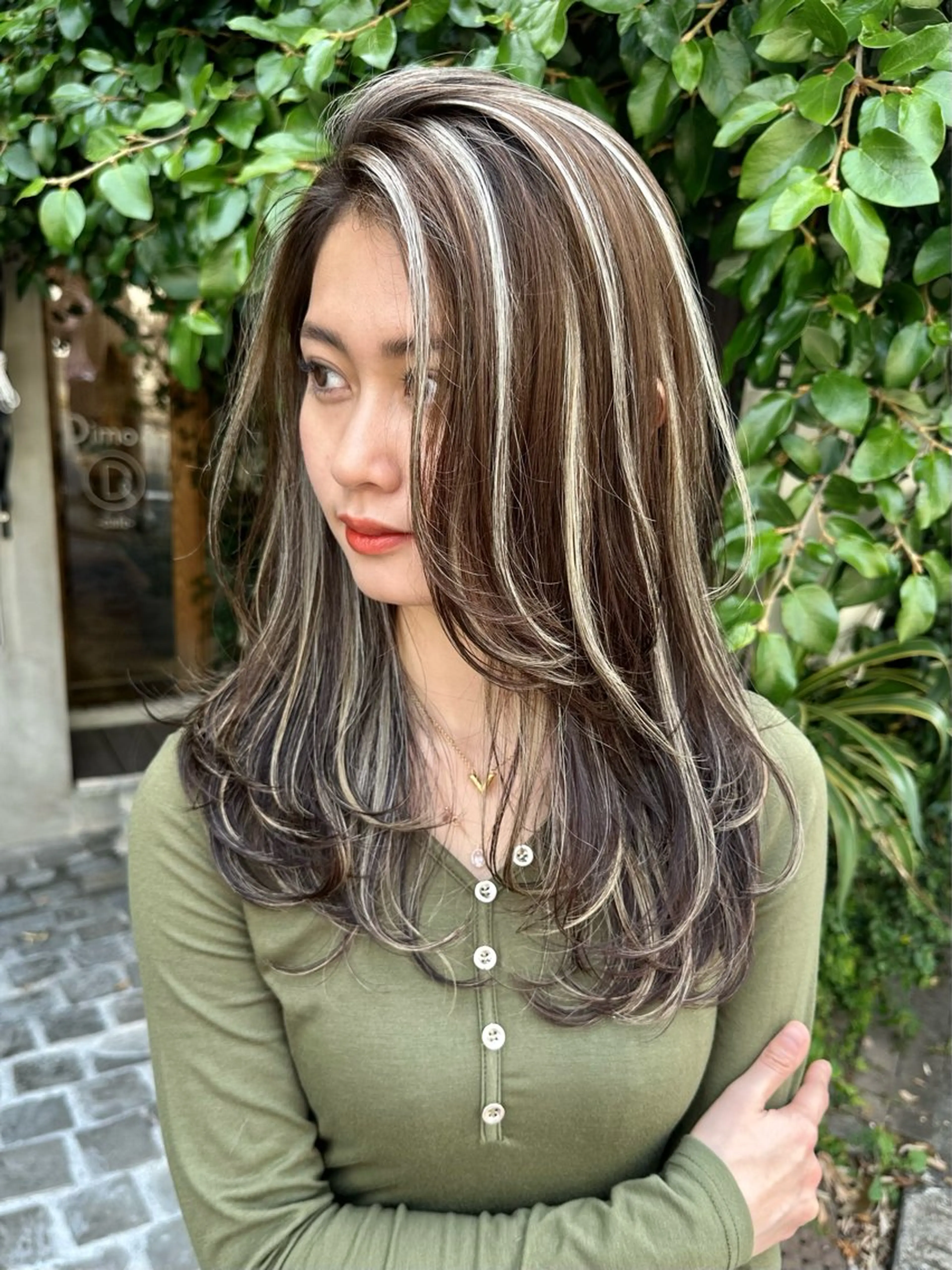 ロング 白いハイライト🤍 タナカリョウスケのヘアスタイル