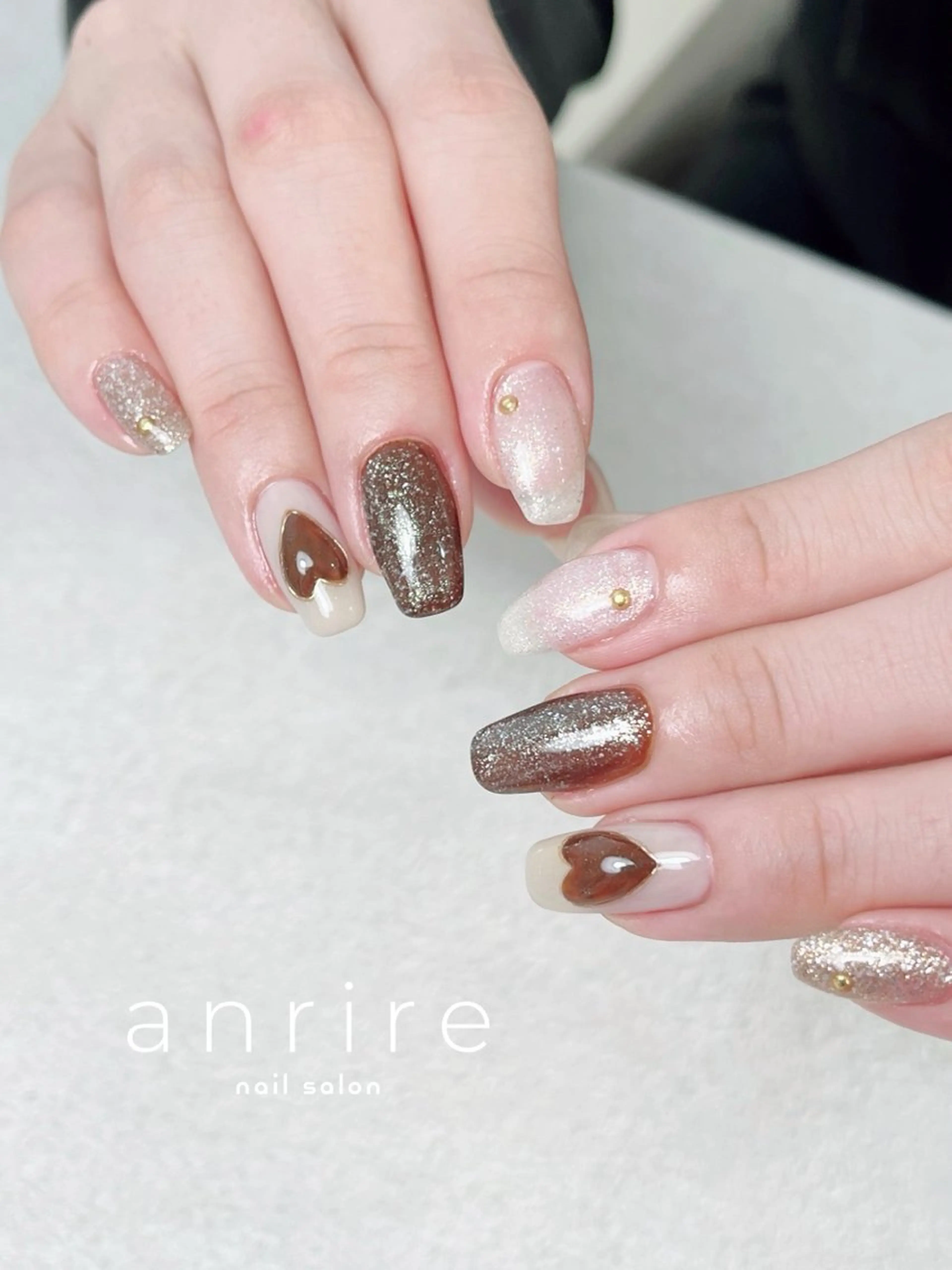 ネイル アートネイル ブラウン ジェルネイル ハート キラキラネイル ハンドネイル nailsalon anrireのネイルデザイン