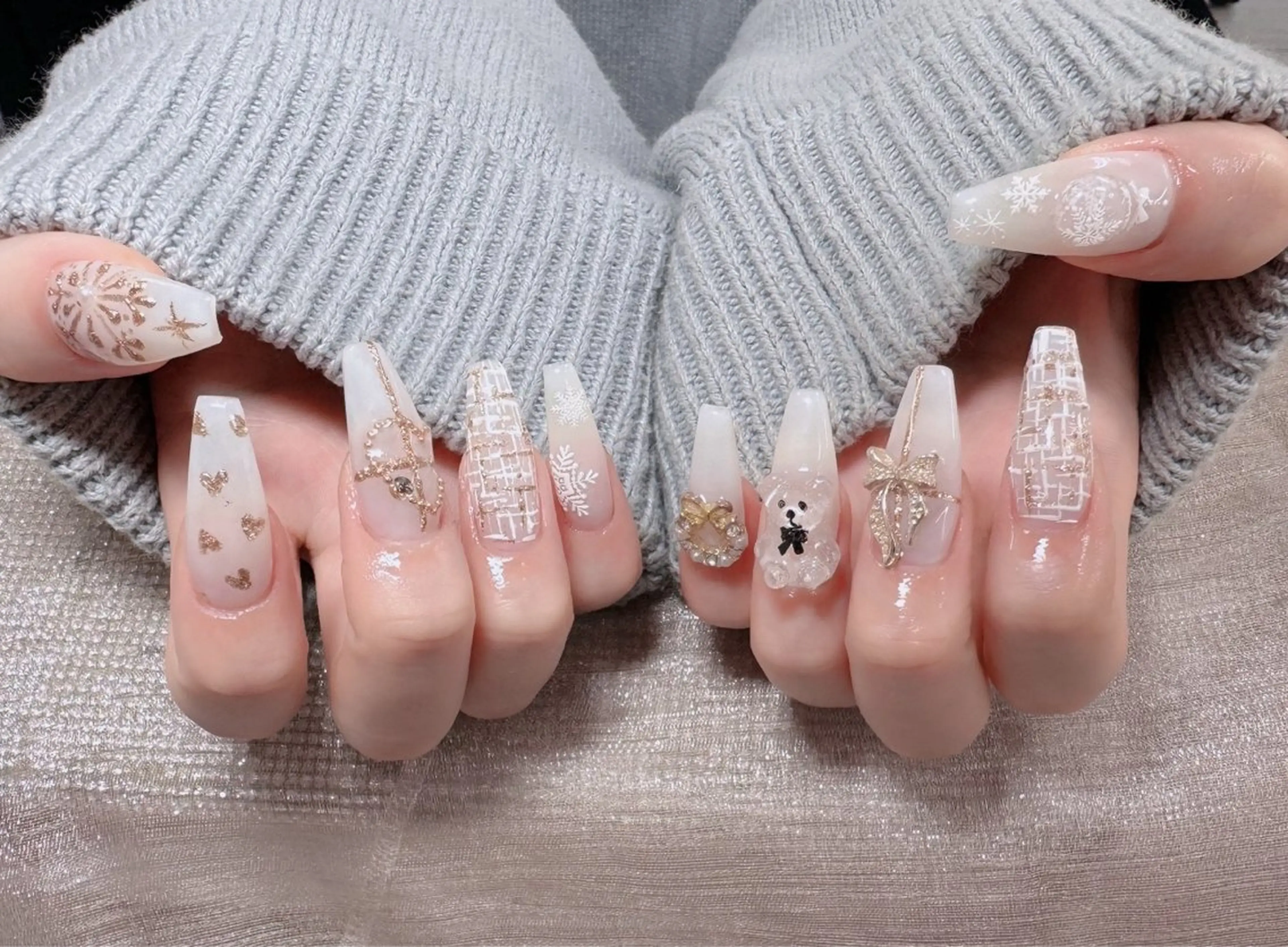 ネイル オーロラネイル フレンチネイル ジェルネイル ハロウィン キラキラネイル H.baby Nail Salonのネイルデザイン