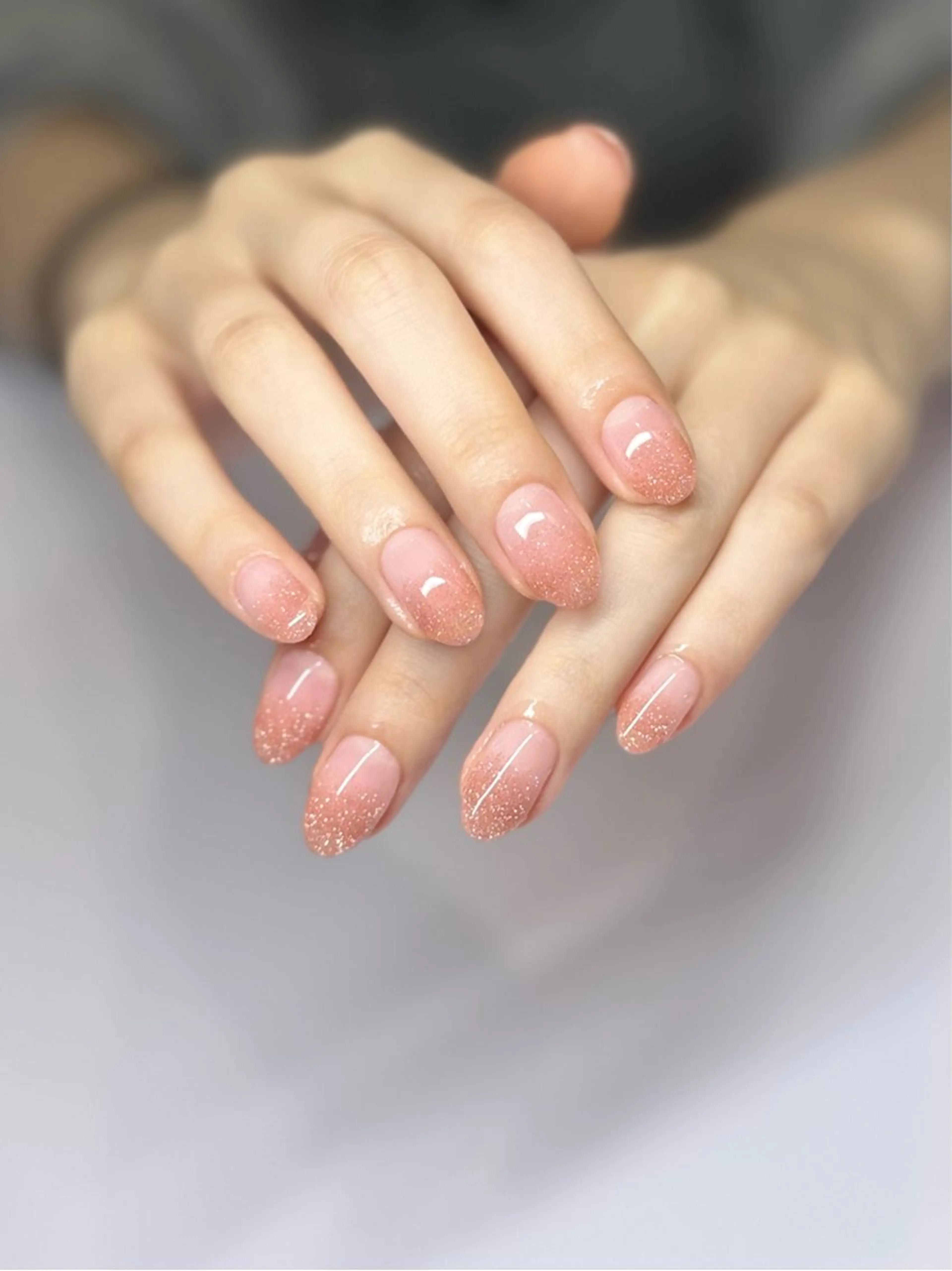 ネイル グラデーション ラメ(グリッター) ラメグラデーション ハンドネイル ハンドケア 𝓝𝓪𝓲𝓻 𝓝𝓪𝓲𝓵のネイルデザイン