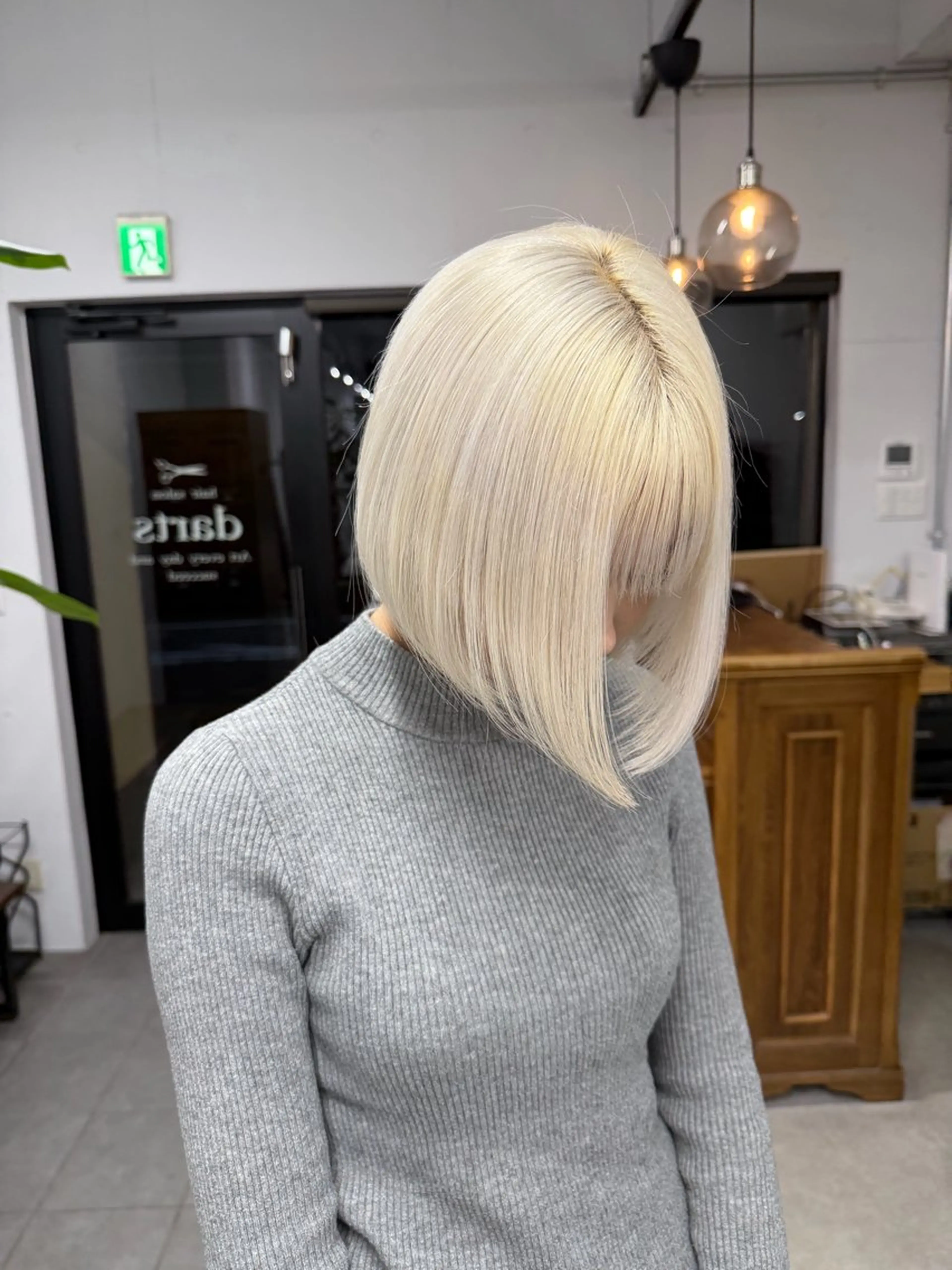 ショート カラー 切りっぱなしボブ ブリーチ 抜きっぱなしブロンド ブロンド ハイトーンカラー カット ヘアカラー トリートメント マツダ レンのヘアスタイル