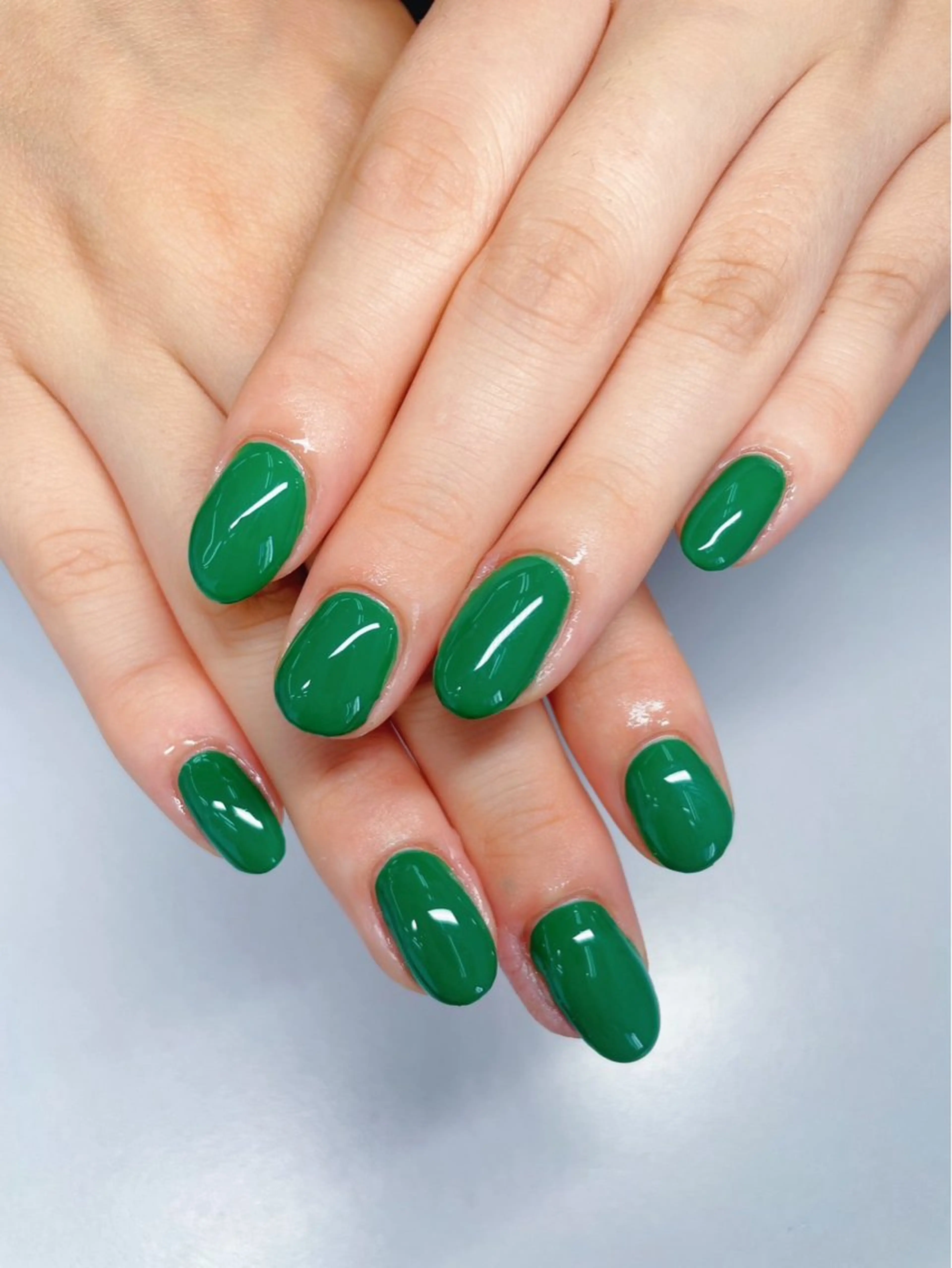 ネイル グリーン ワンカラーネイル シンプルネイル ハンドネイル Queen Stella所属・Quee Stllaのネイルデザイン