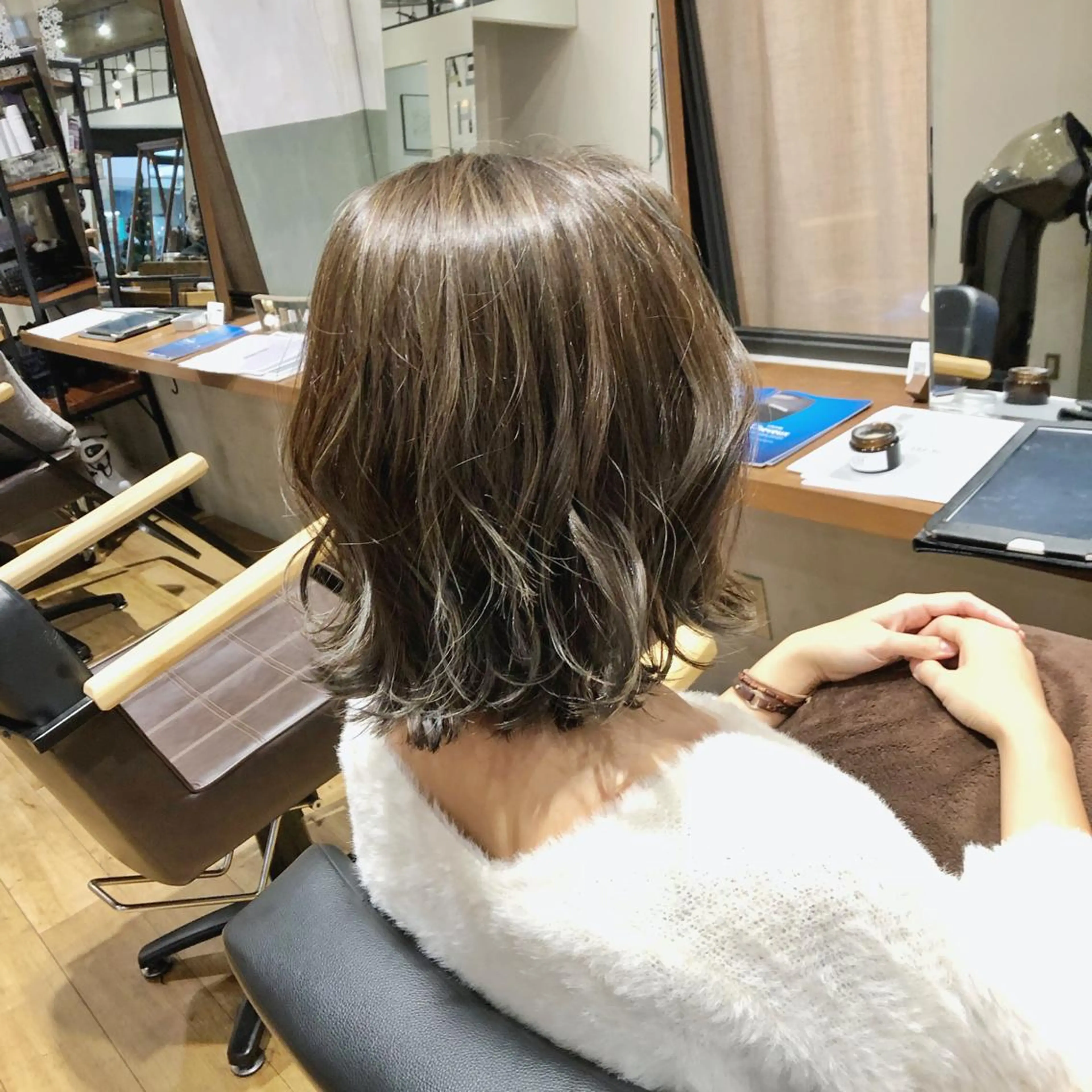 ショート カラー ボブレイヤー グレージュ ハイライトカラー ボブ ハイライト ヘアカラー トリートメント ◇おの あすか◇のヘアスタイル