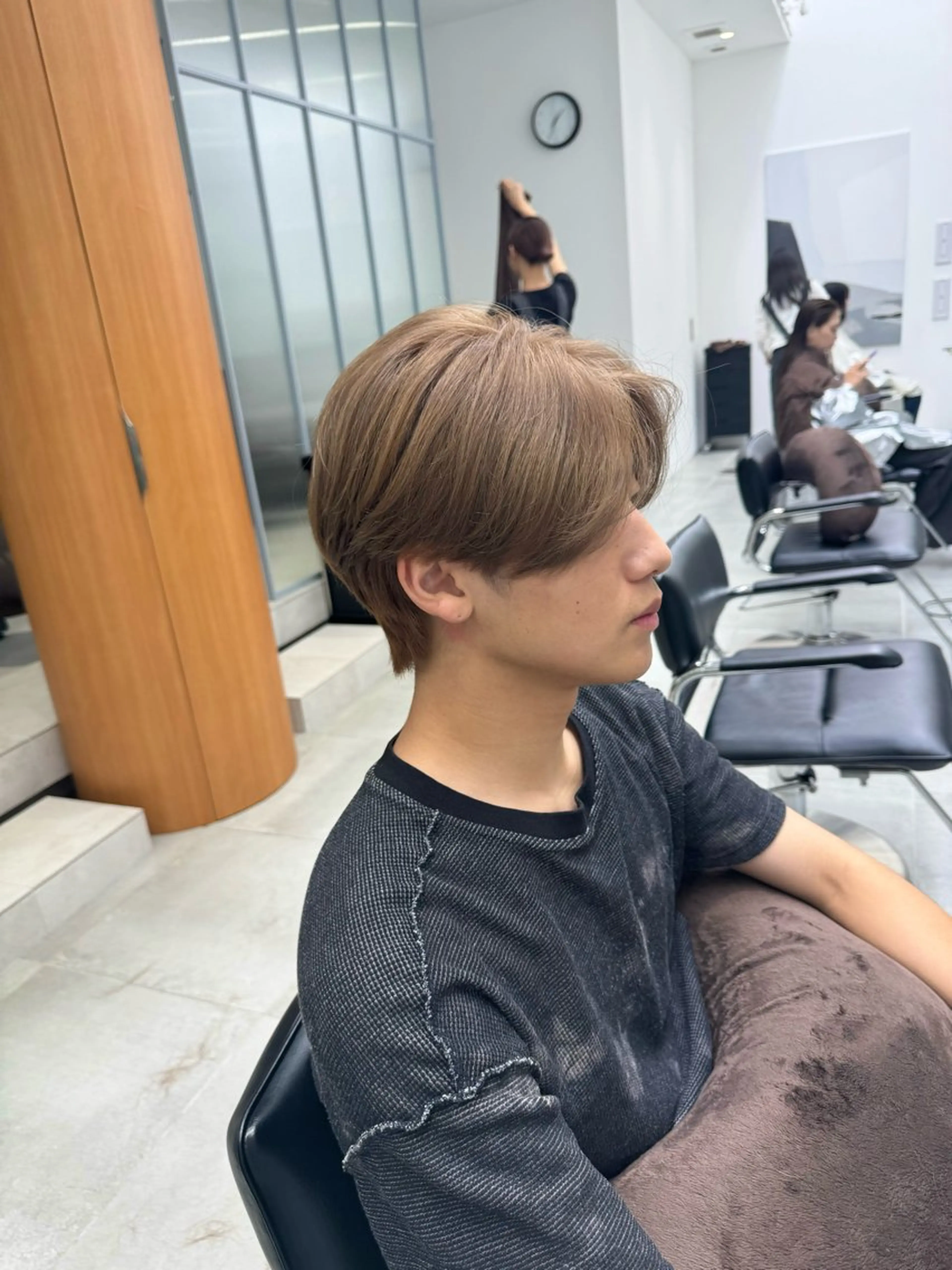 ショート メンズ メンズブリーチ センターパート ブリーチなし 寒色カラーのヘアスタイル