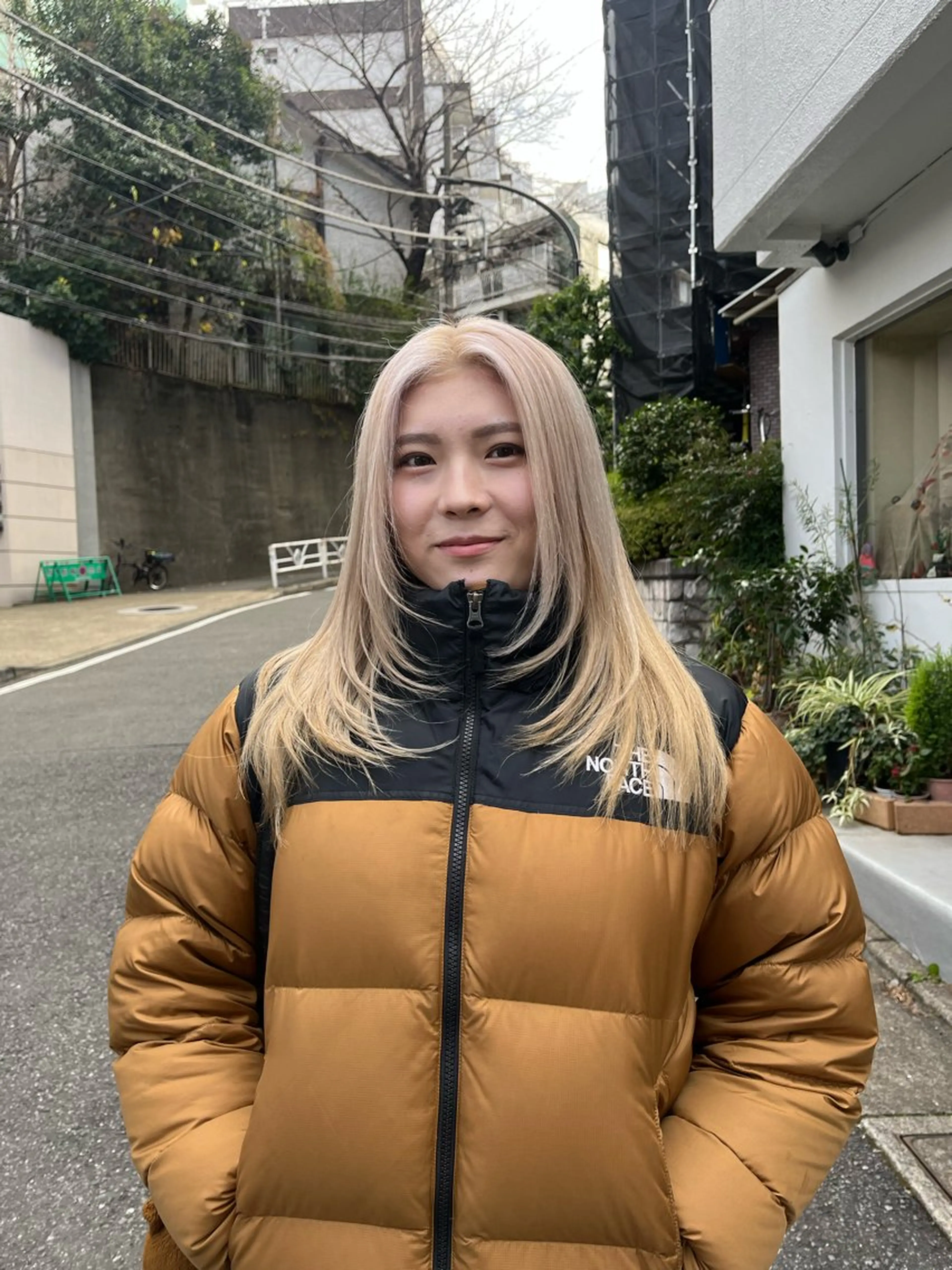 セミロング カラー ブリーチ 抜きっぱなしブロンド ブロンド カット ヘアカラー 🦮shiori アイドルオタク🦮のヘアスタイル
