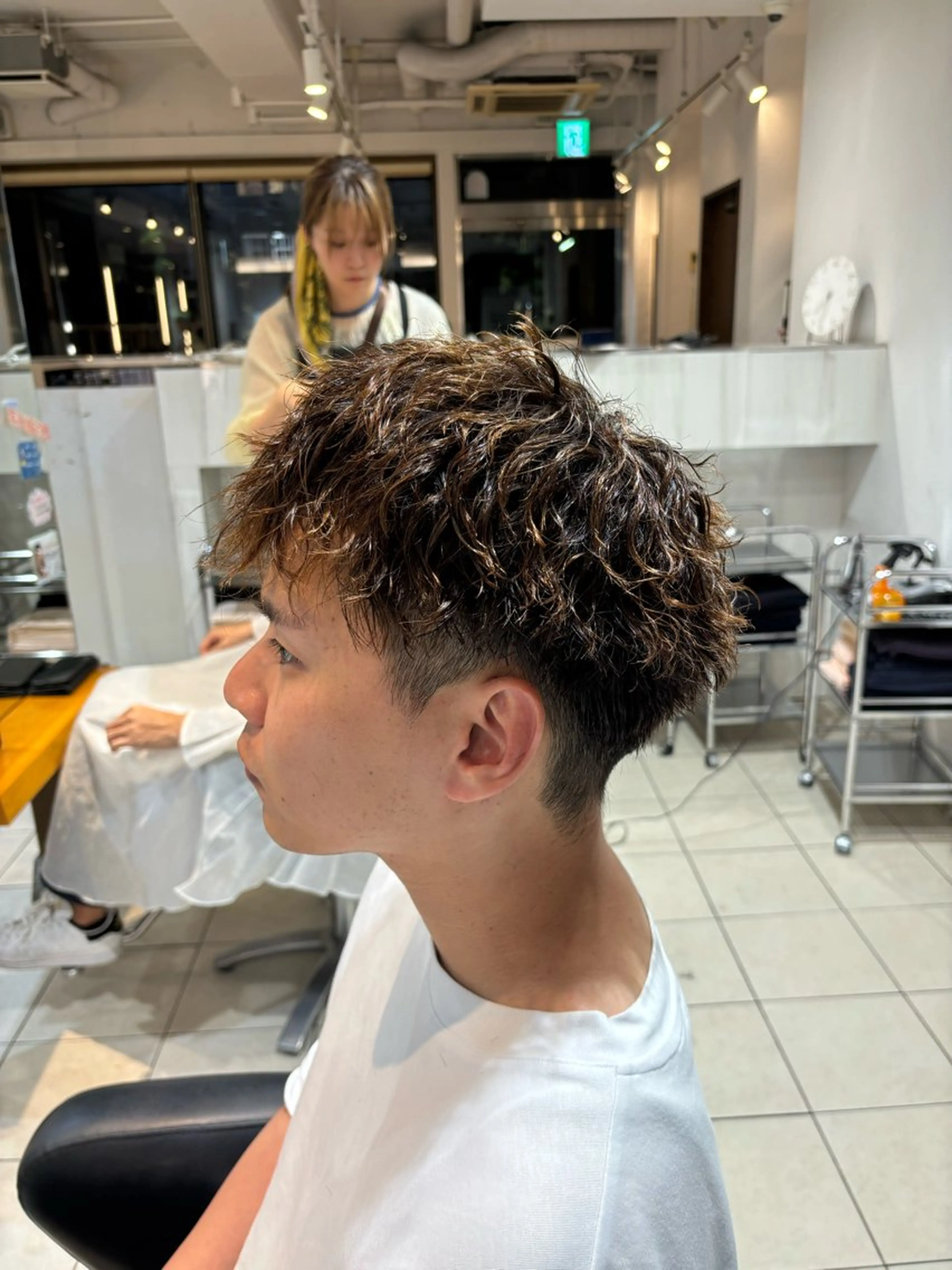 ショート パーマ メンズ メンズパーマ 波巻きパーマ 塩崎 絢世のヘアスタイル