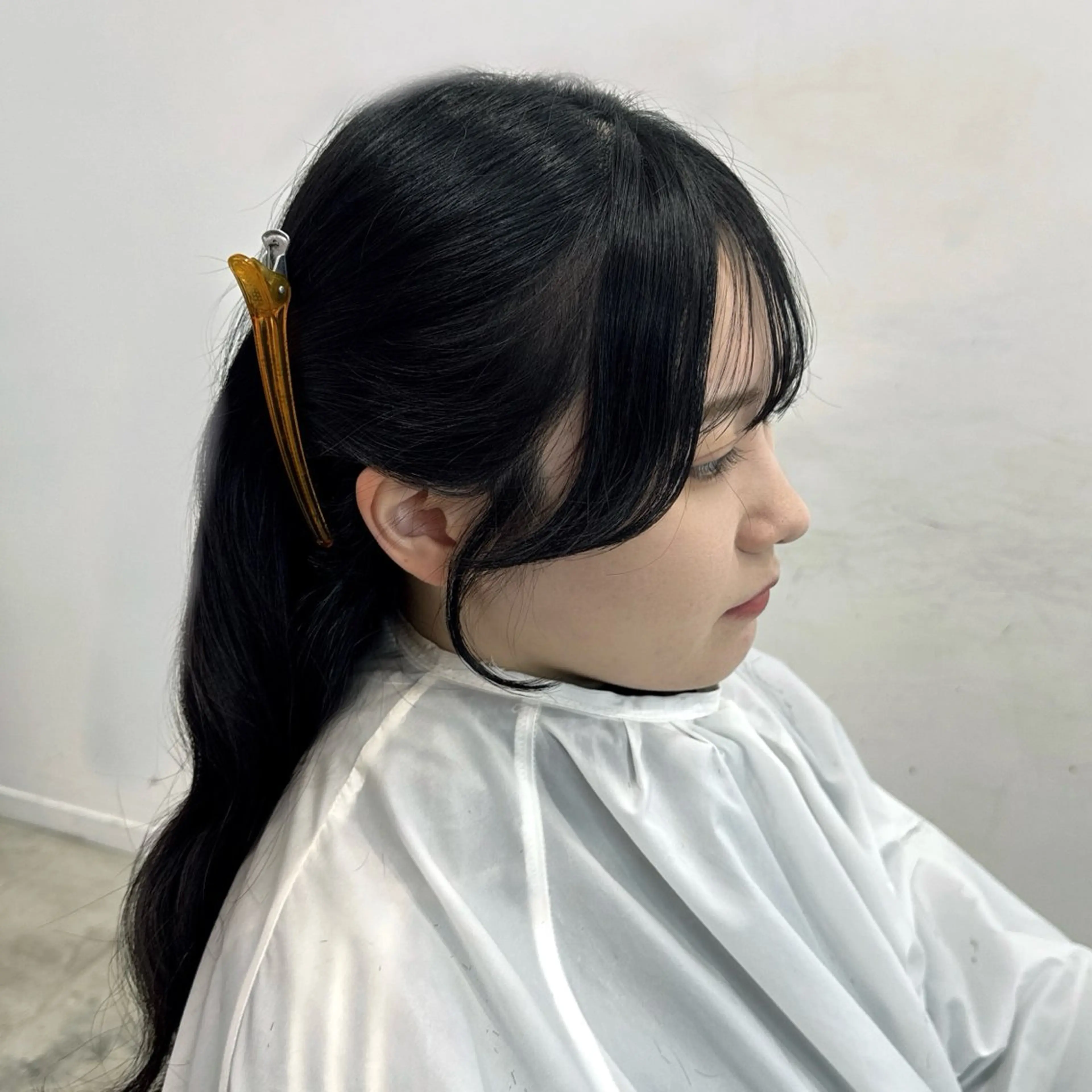 ミディアム ヘアアレンジ 顔周りカット 韓国風ヘア シースルーバング カット 🌼動き×透明感🩵 ハイトーン/ナナのヘアスタイル