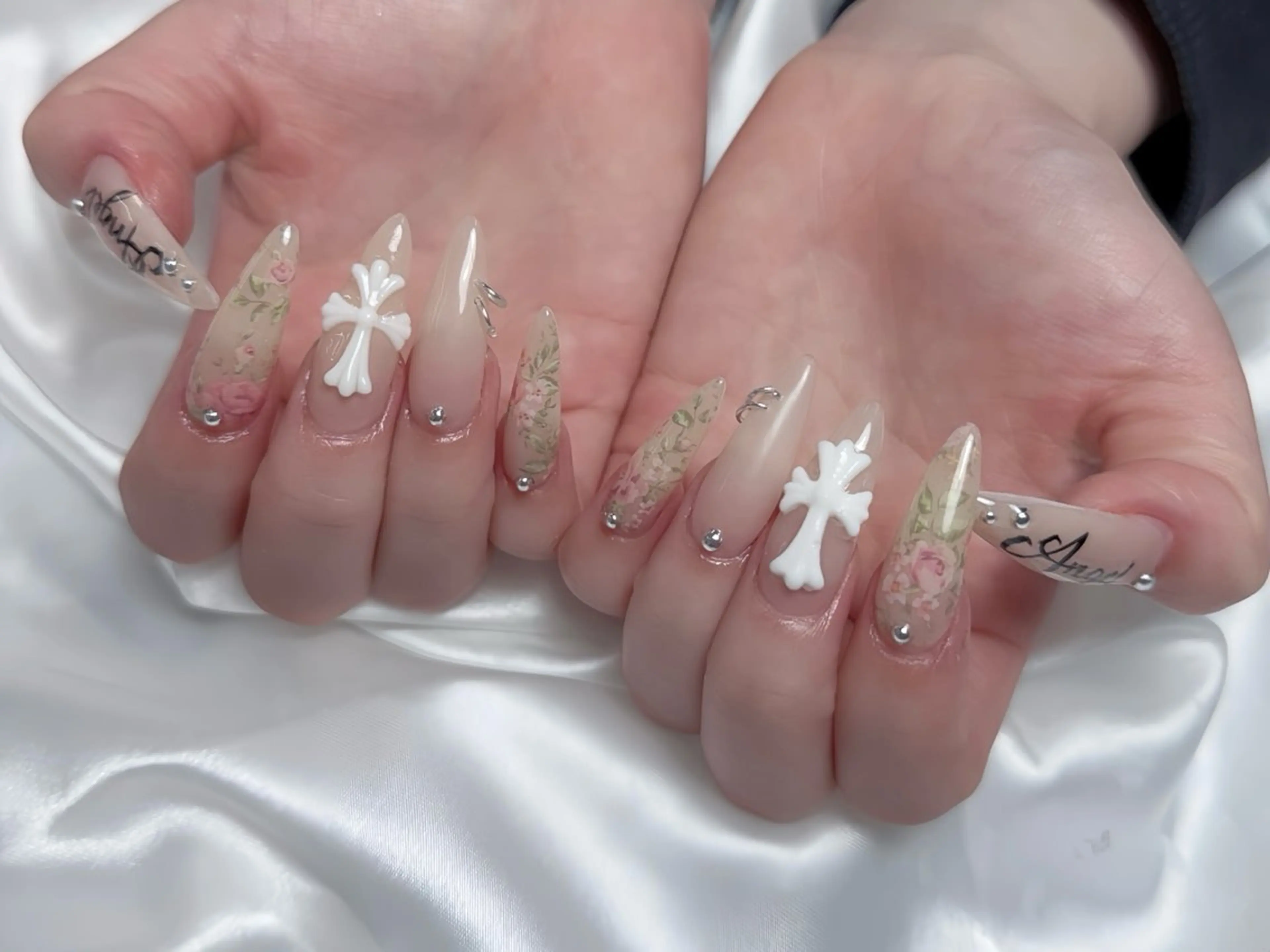 ネイル クリアネイル フレンチネイル ハート キラキラネイル 韓国ネイル ハンドネイル Emi Studioのネイルデザイン