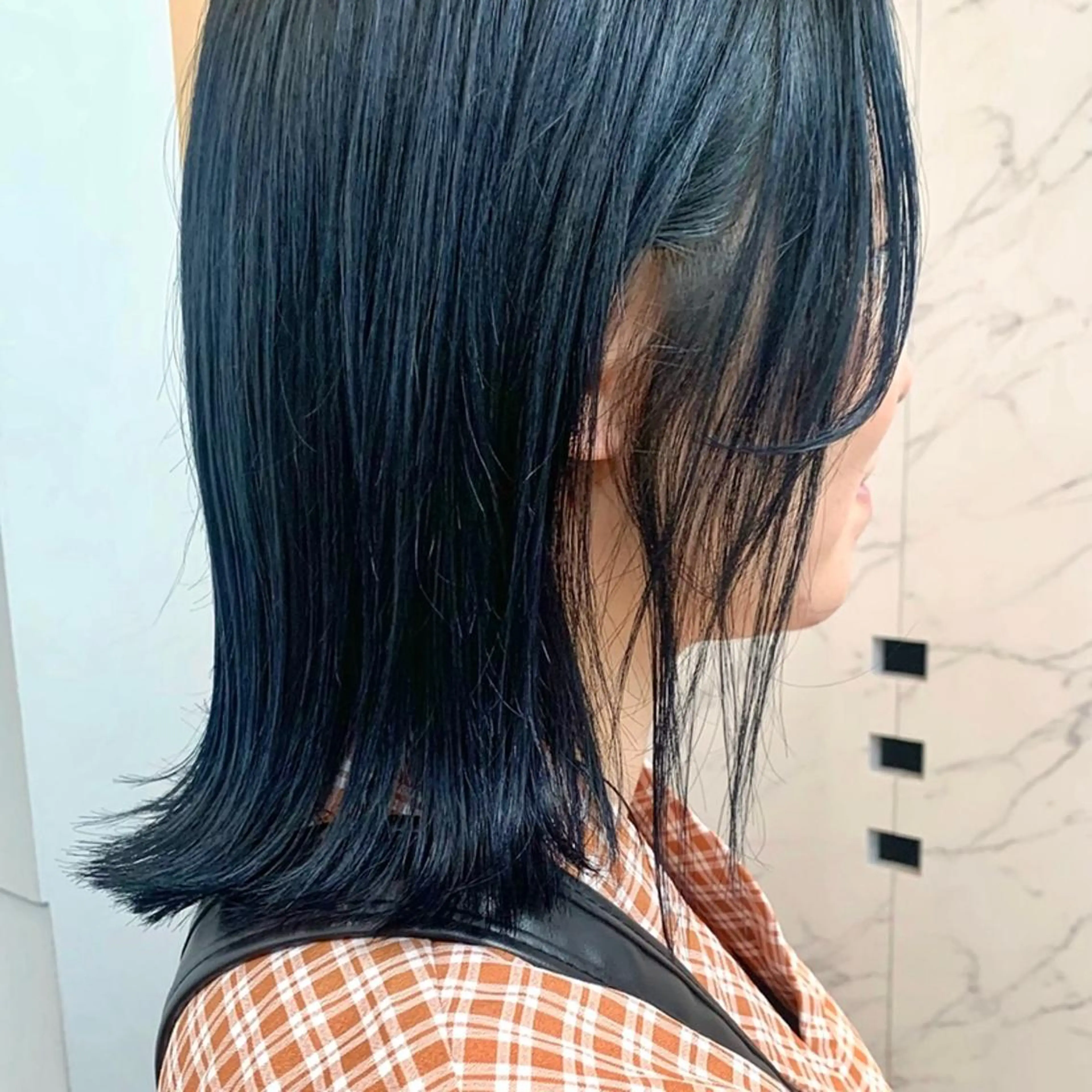 ミディアム カラー 黒髪 ブルーカラー ブルーブラック ネイビーカラー カット ヘアカラー aoi /パーマ /まるみショートのヘアスタイル