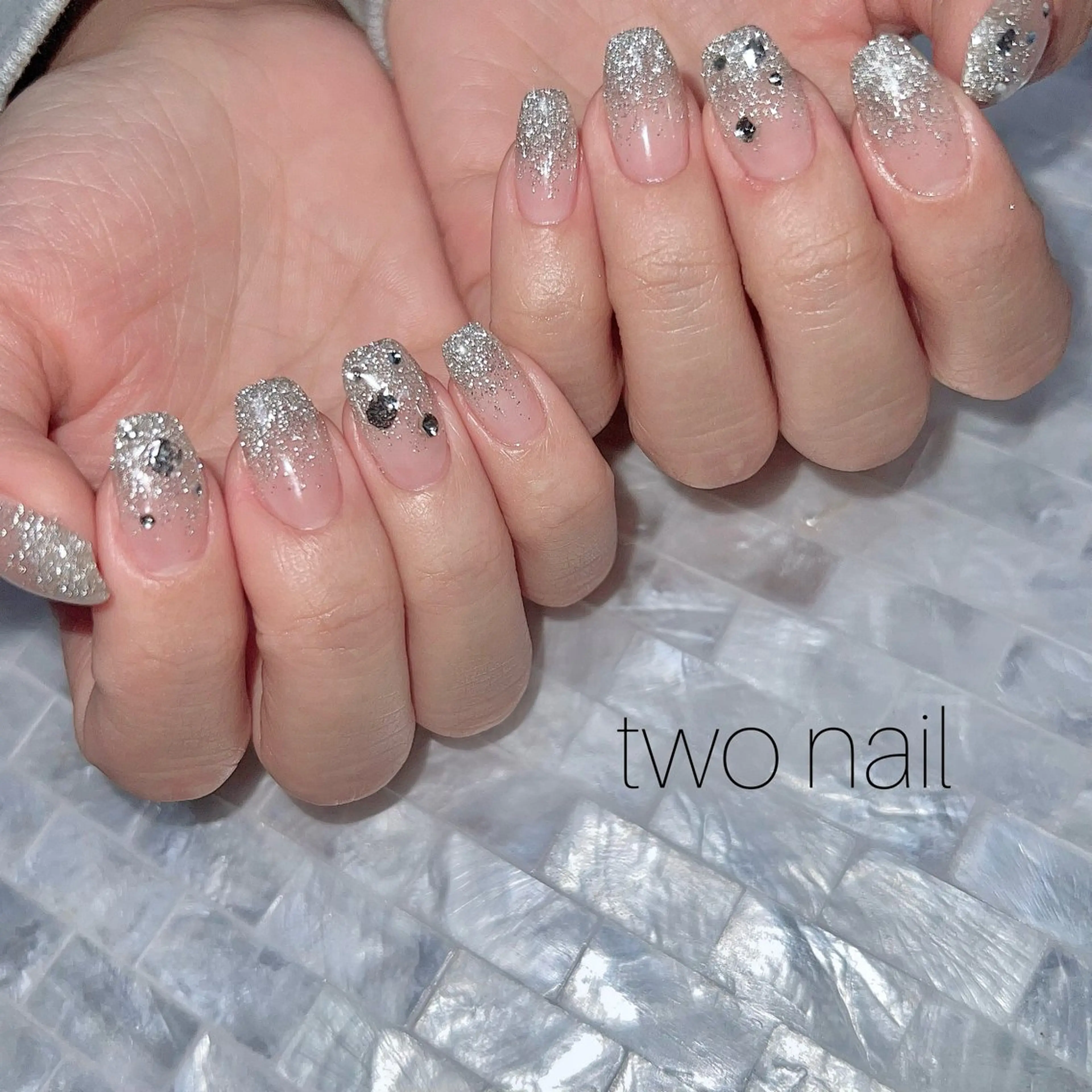 ネイル キラキラネイル ネイルチップ ホワイト ハンドネイル two nailのネイルデザイン