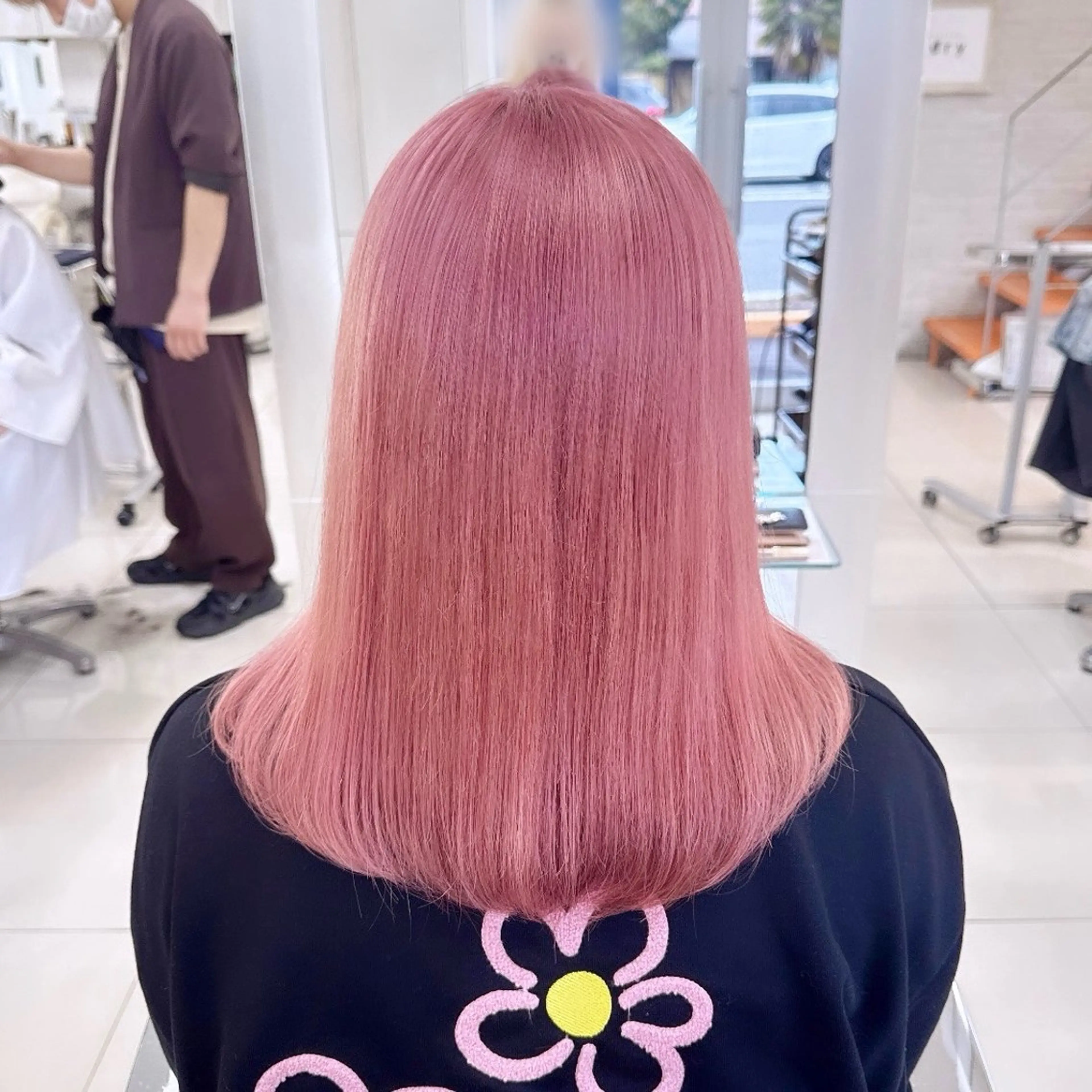 セミロング カラー ブリーチ ヘアカラー 岩戸優奈 束感まつげ ピンク/ベージュのヘアスタイル