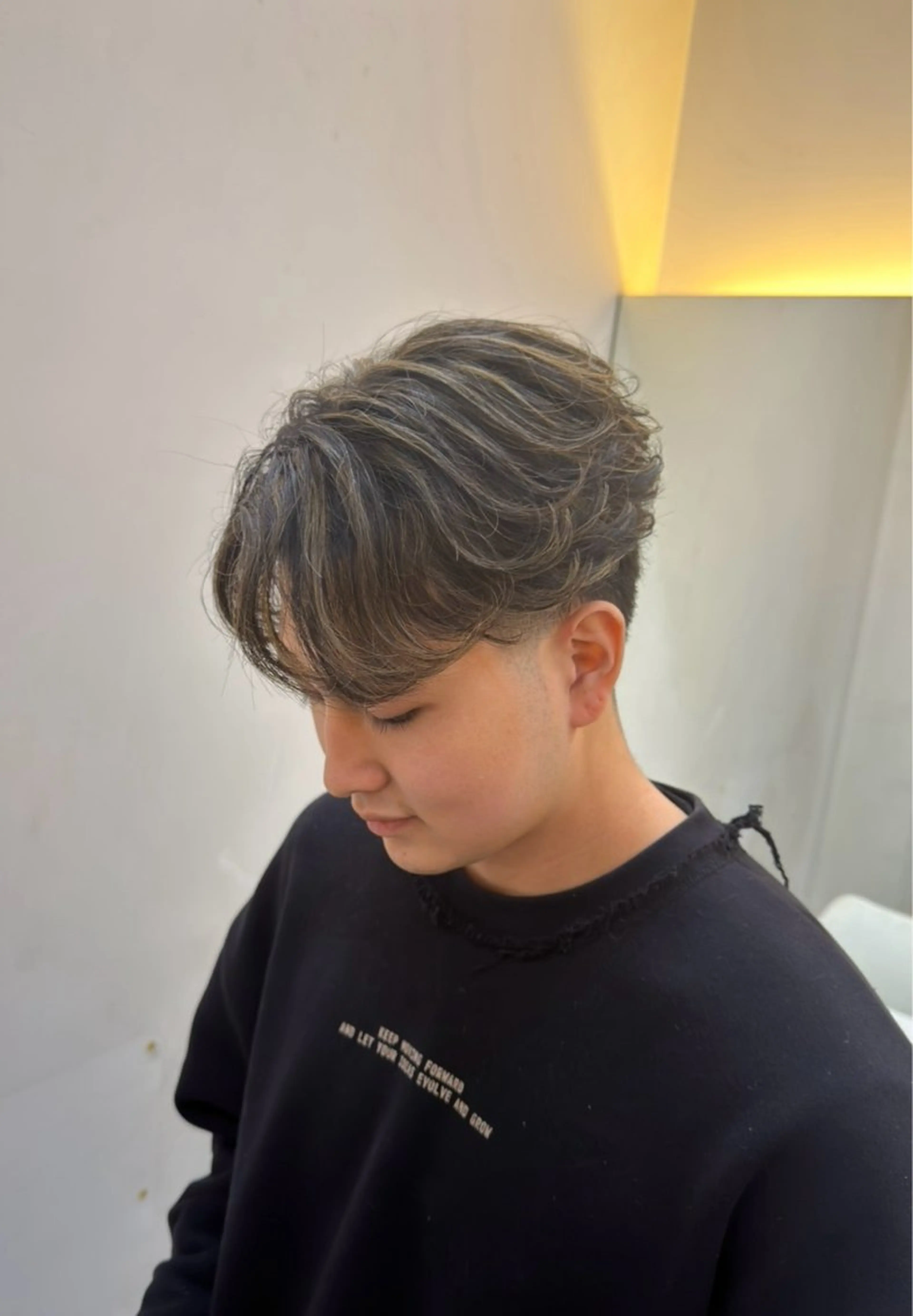 ミディアム カラー メンズ フェードカット メンズハイライト メンズメッシュ ハイライトカラー メッシュ カット ヘアカラー メンズパーマ/ 縮毛矯正特化　Tumのヘアスタイル