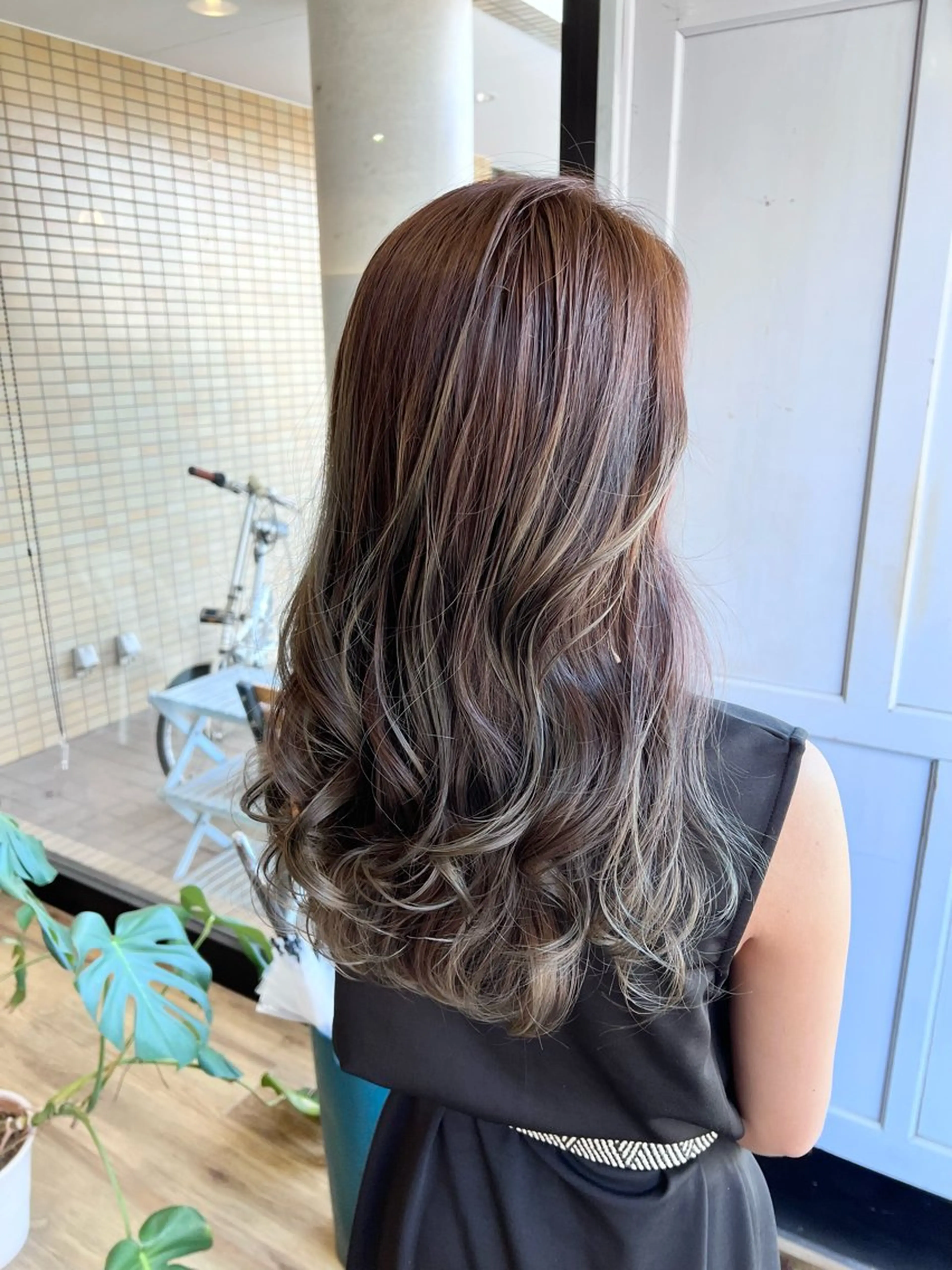 ロング カラー ブリーチ グレージュ ヘアカラー トリートメント ツキダテ ユイのヘアスタイル