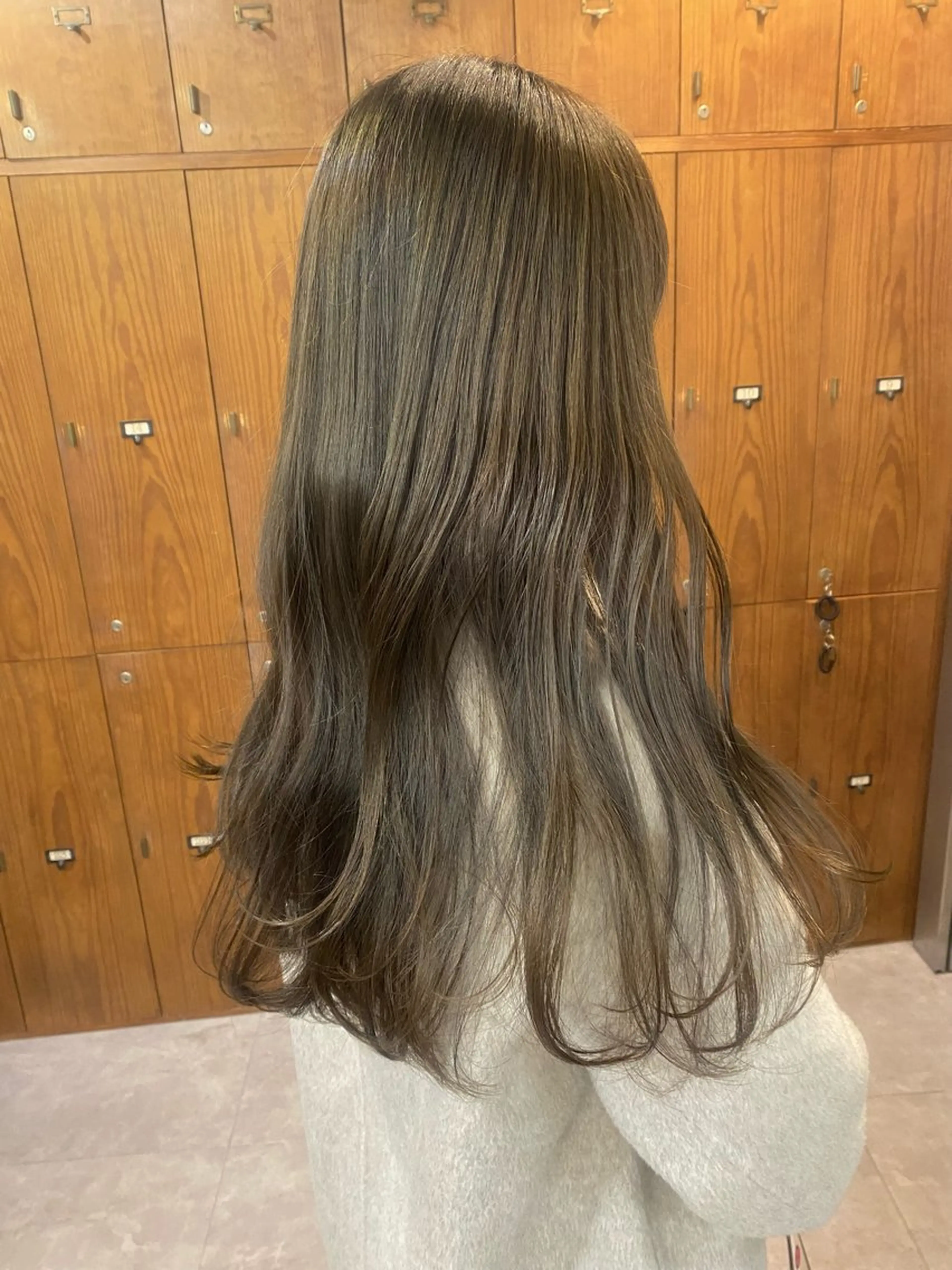 セミロング カラー AYANO ／レイヤー／オリーブのヘアスタイル