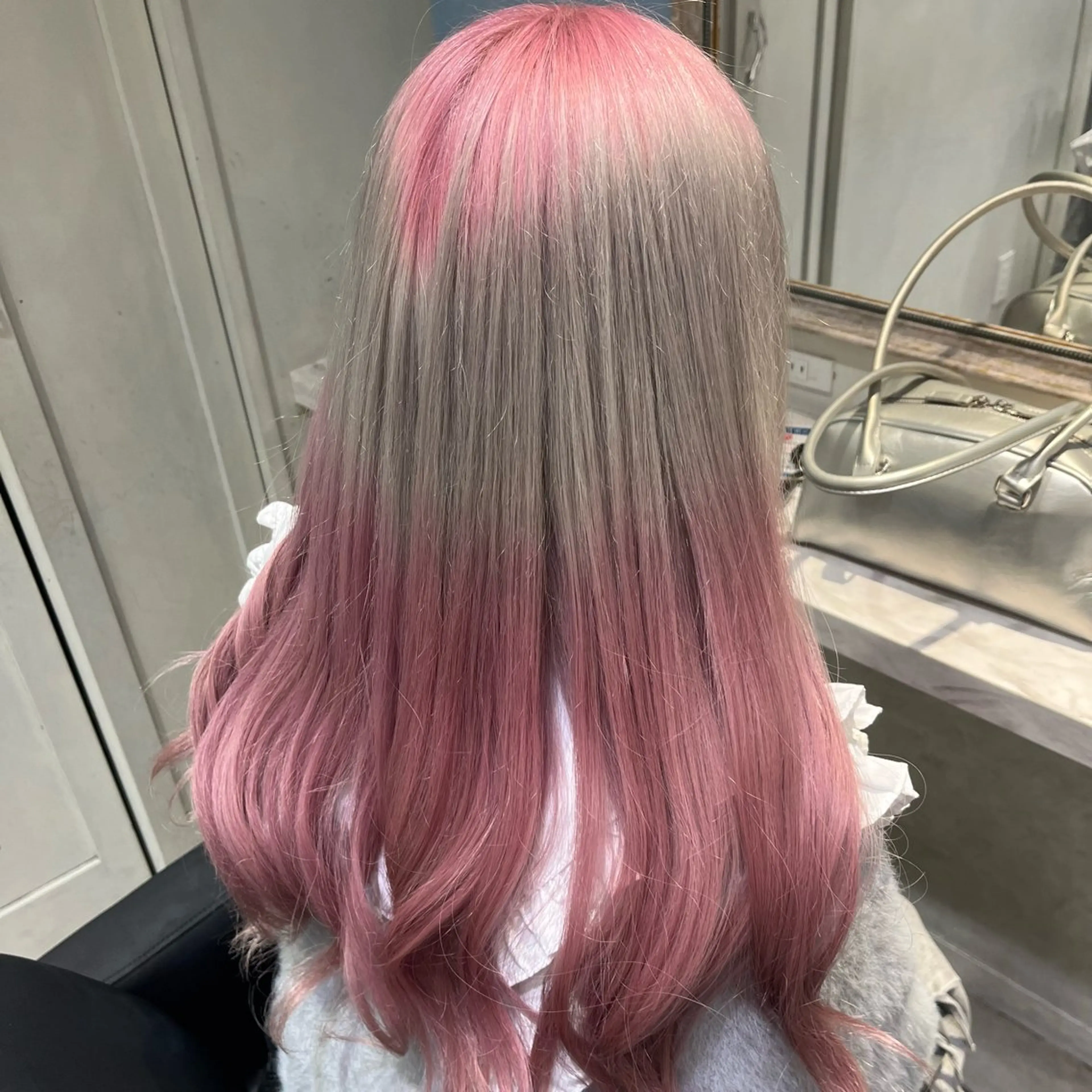 ロング カラー ブリーチ デザインカラー ハイトーンカラー ピンクカラー シルバー 💖ブリーチ/暖色 𝐘𝐮𝐢💖のヘアスタイル