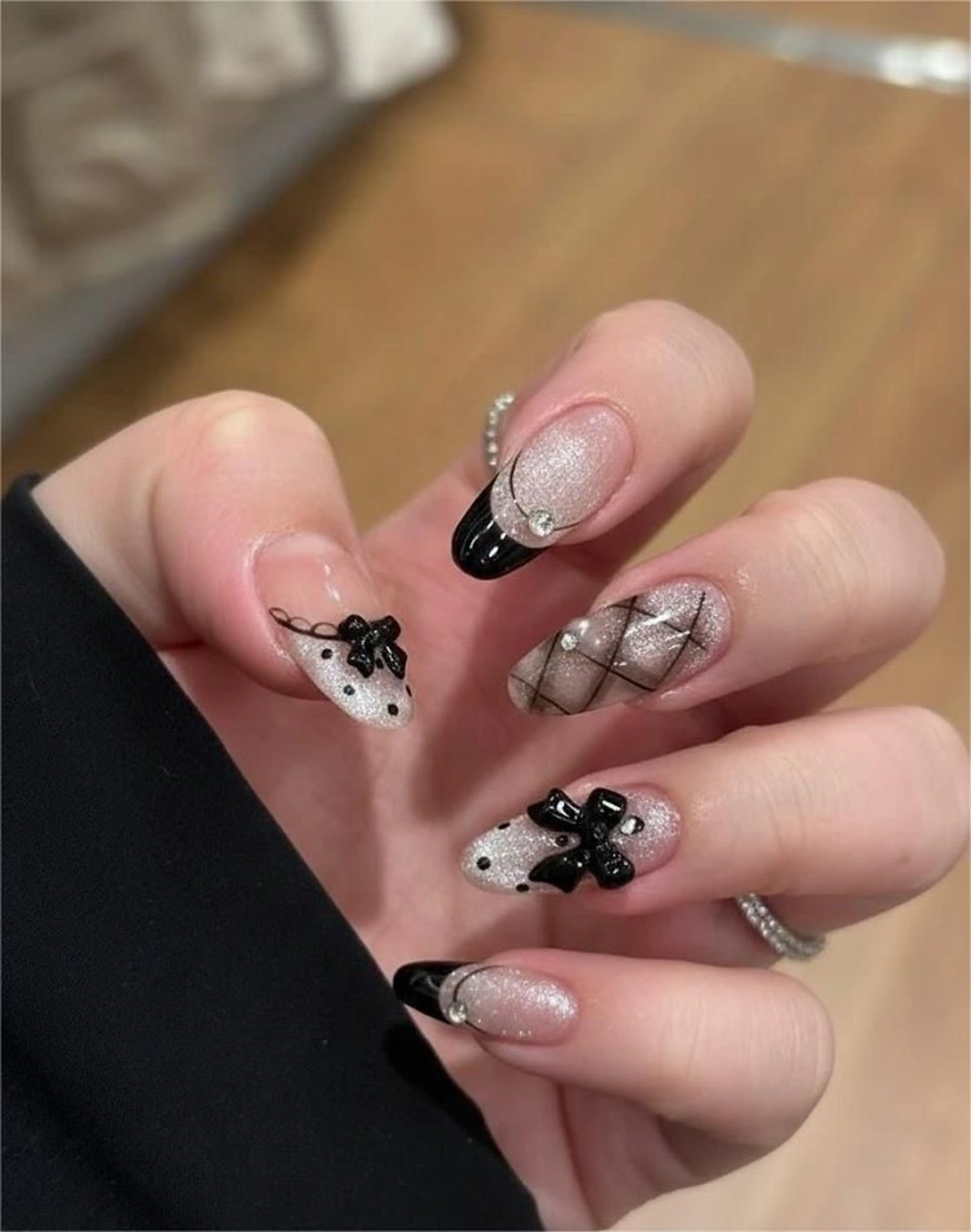 ネイル キラキラネイル 韓国ネイル ロングネイル ワンホンネイル ハンドネイル Josie nail salonのネイルデザイン