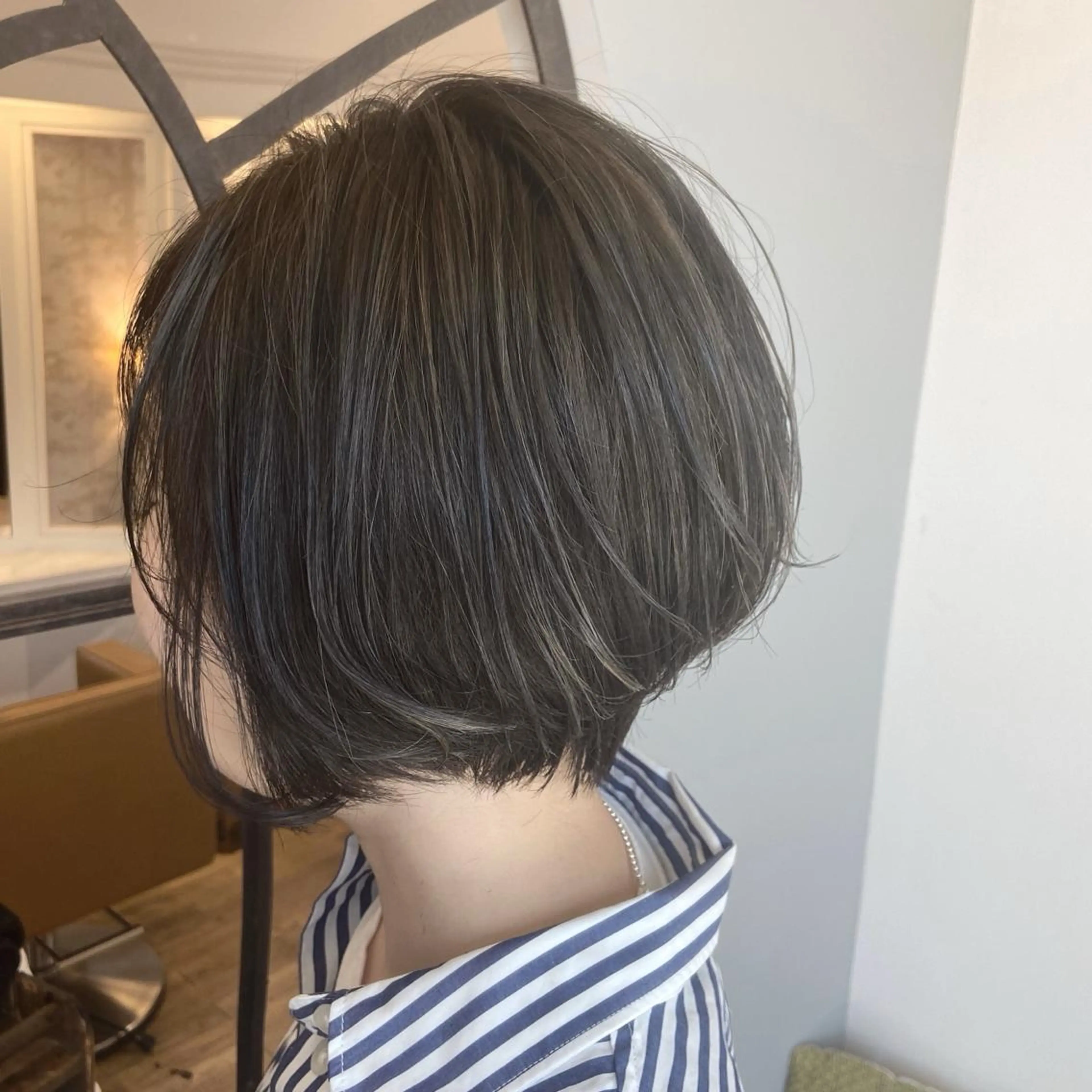 ショート アッシュ ハイライト 峯 志帆のヘアスタイル