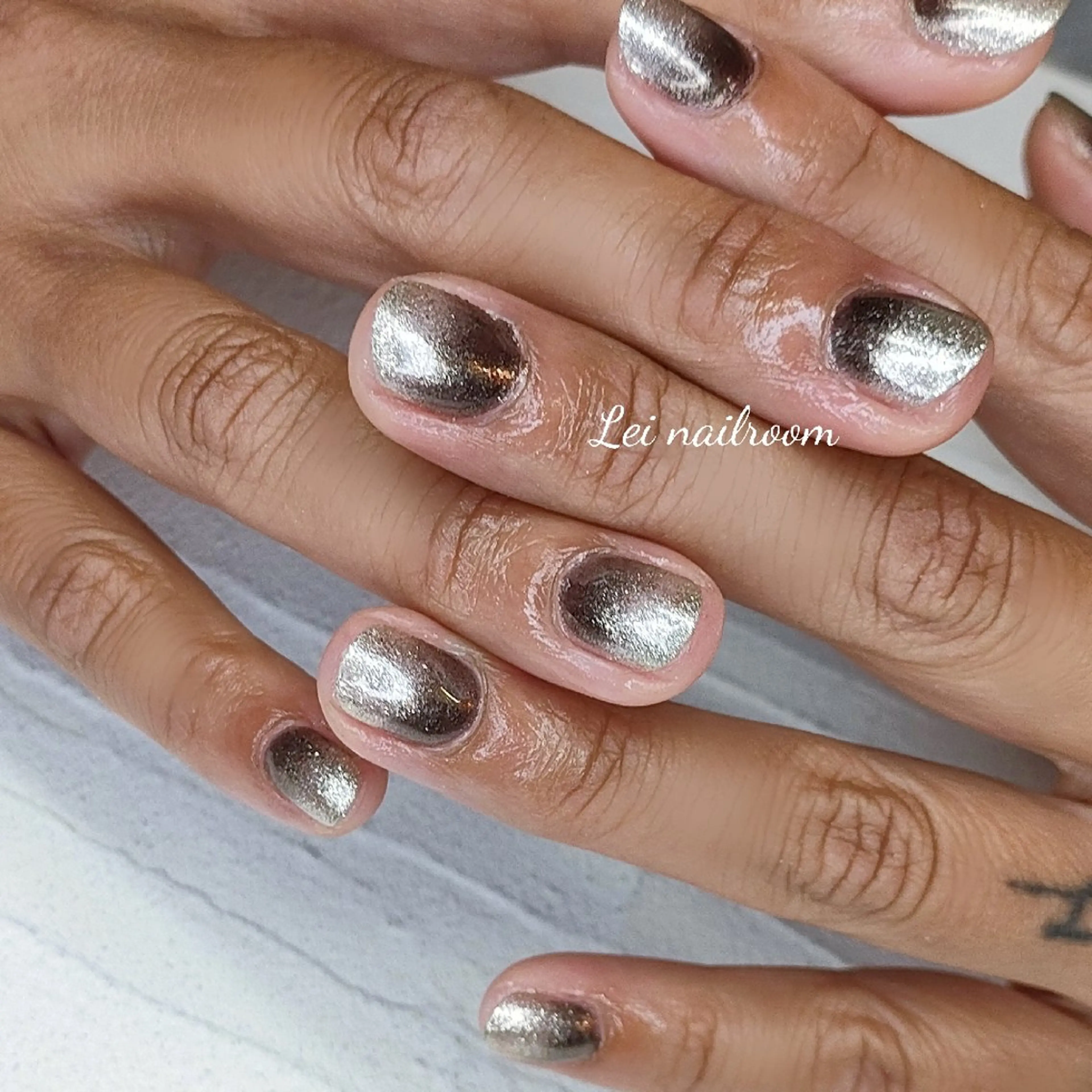 ネイル ブラウン フットネイル ラメ(グリッター) ミラーネイル lei🌼 nailroomのネイルデザイン