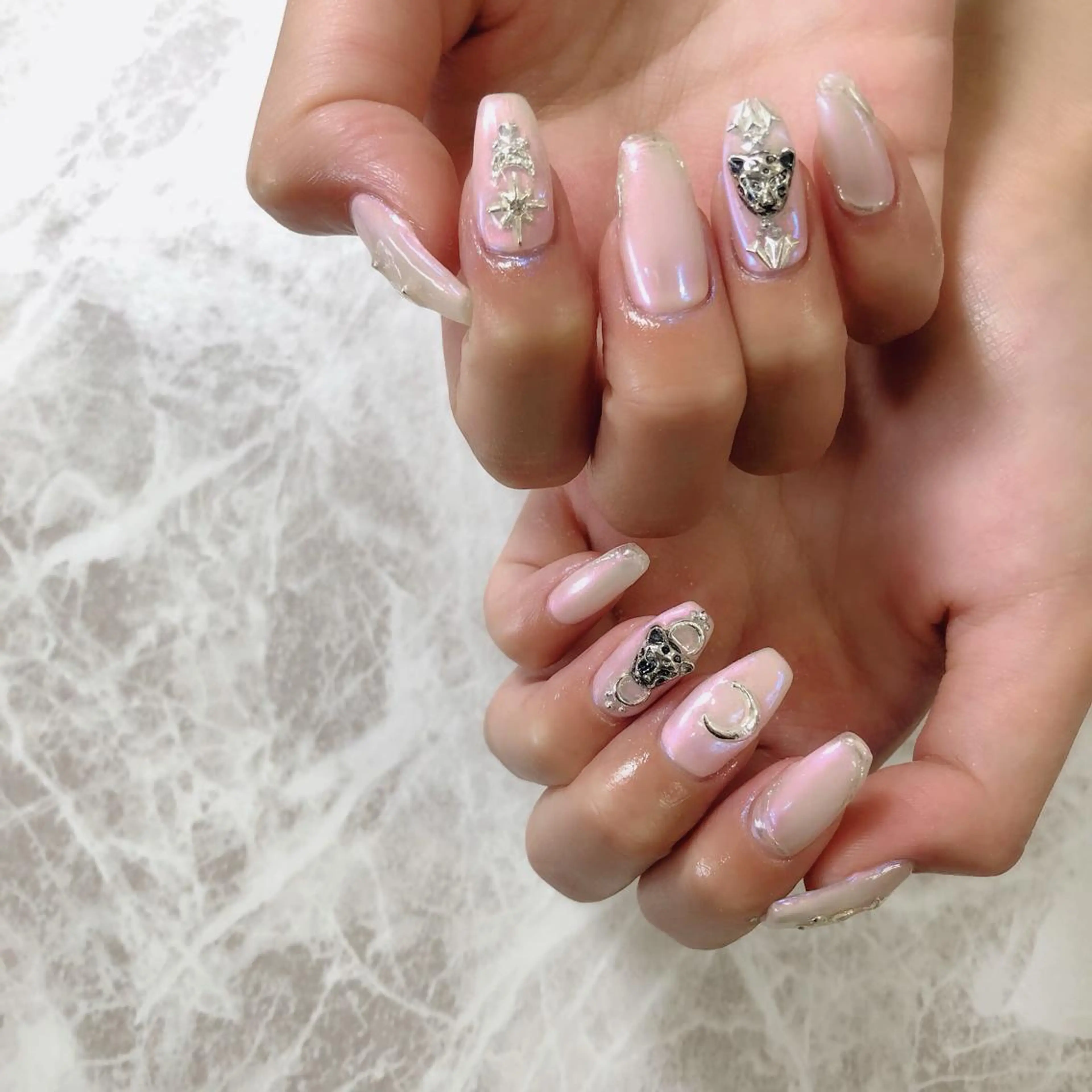 ネイル フットネイル フレンチネイル ジェルネイル ラメ(グリッター) ラメグラデーション NEO Beauty Salon所属・𝐍𝐄𝐎 𝐉𝐔𝐑𝐈のネイルデザイン