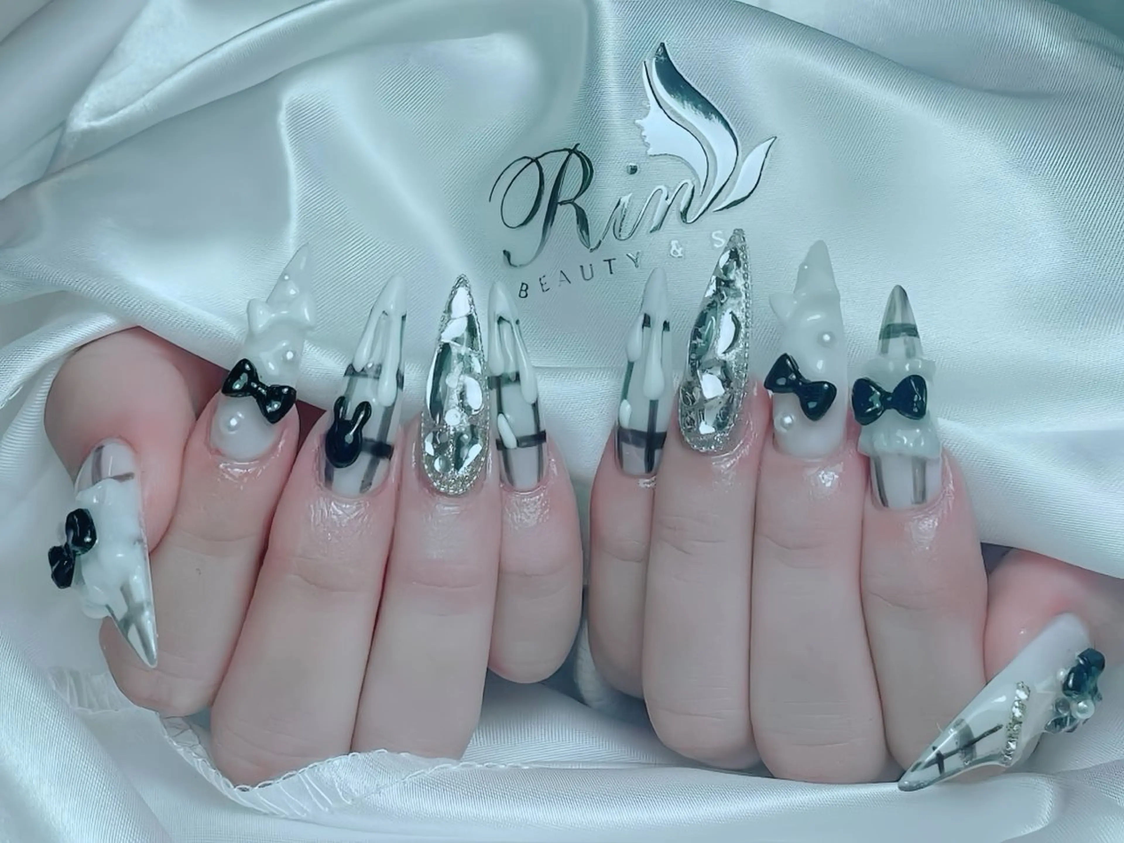 ネイル アニマル柄 ボルドー ブラウン チークネイル フレンチネイル Rin Nail 新大久保店のネイルデザイン