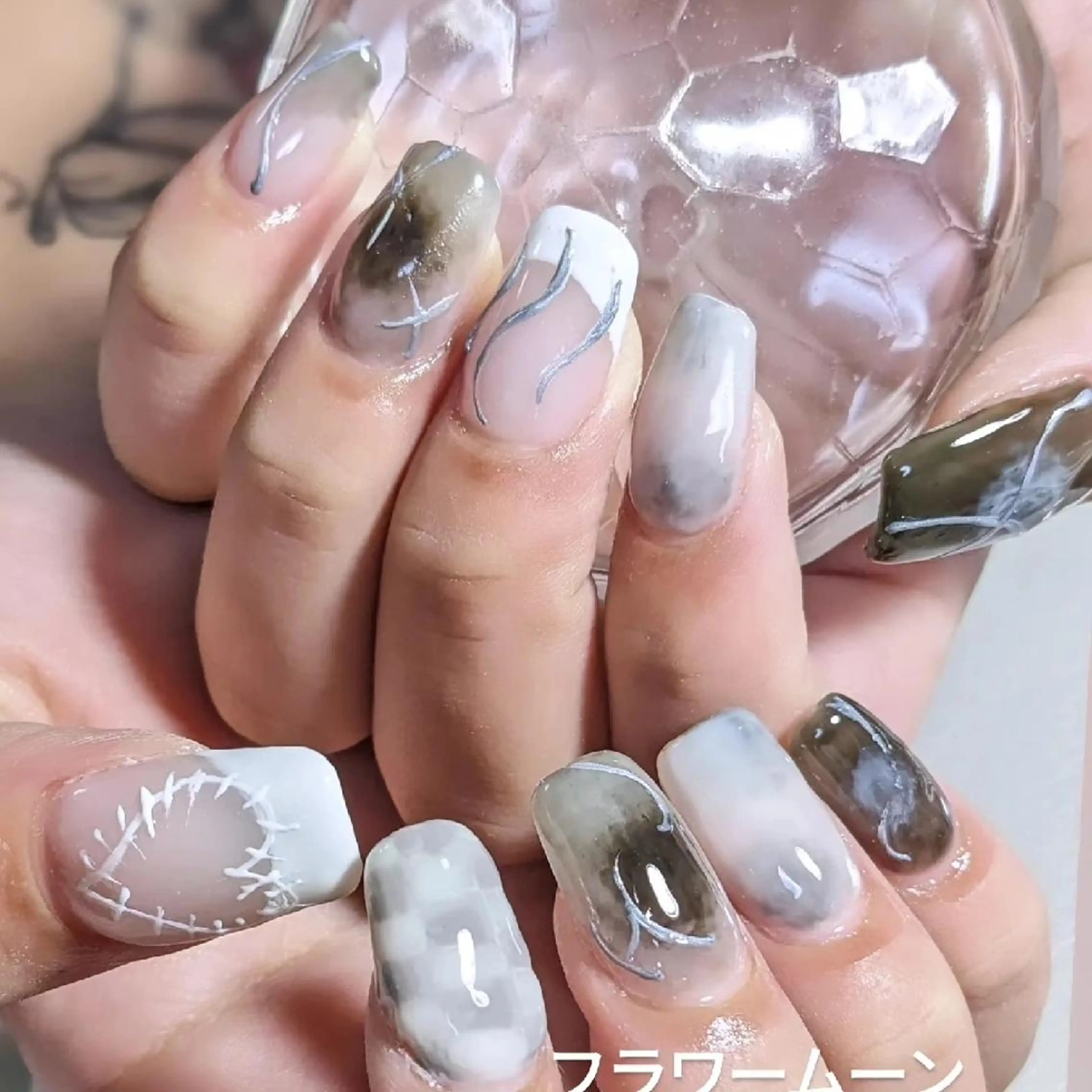 ネイル フレンチネイル フラワー ムーンのネイルデザイン