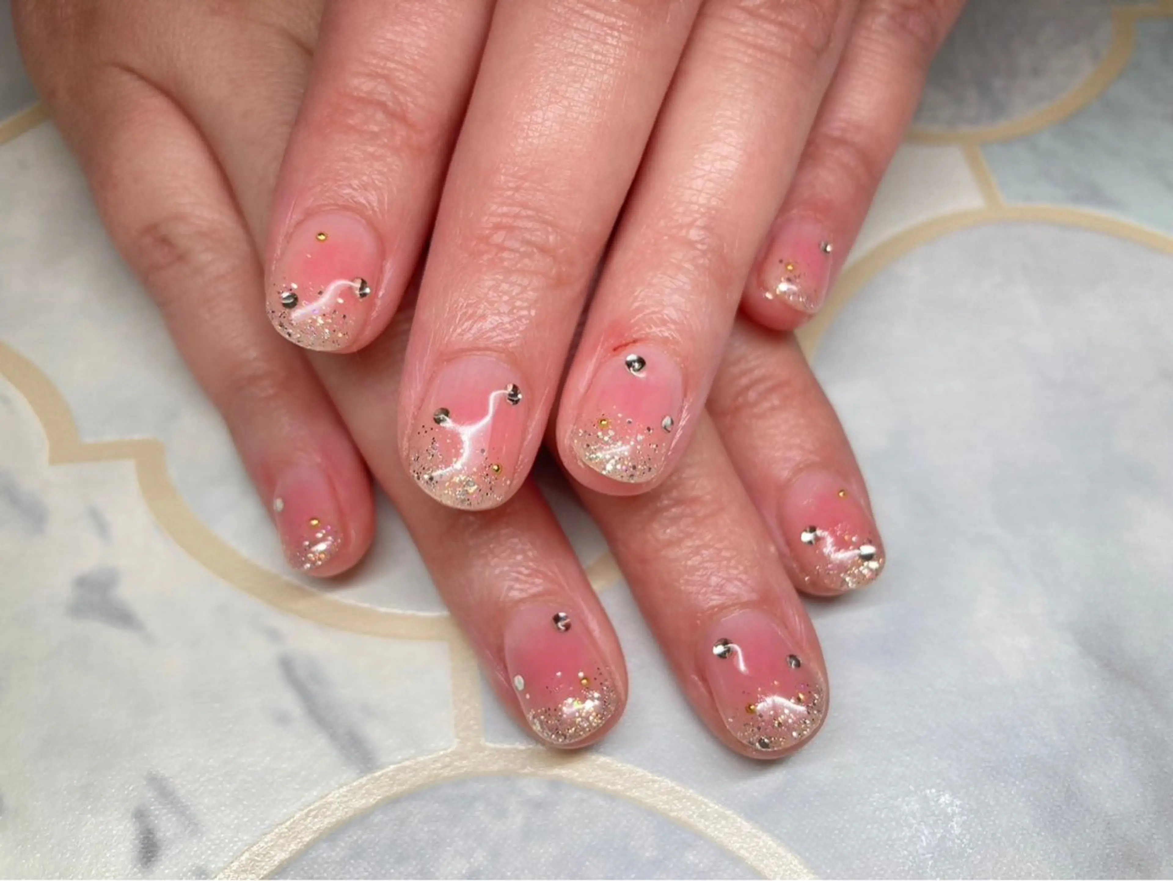 ネイル チークネイル ラメ(グリッター) ラメグラデーション ハンドネイル Lisa’s Salonのネイルデザイン